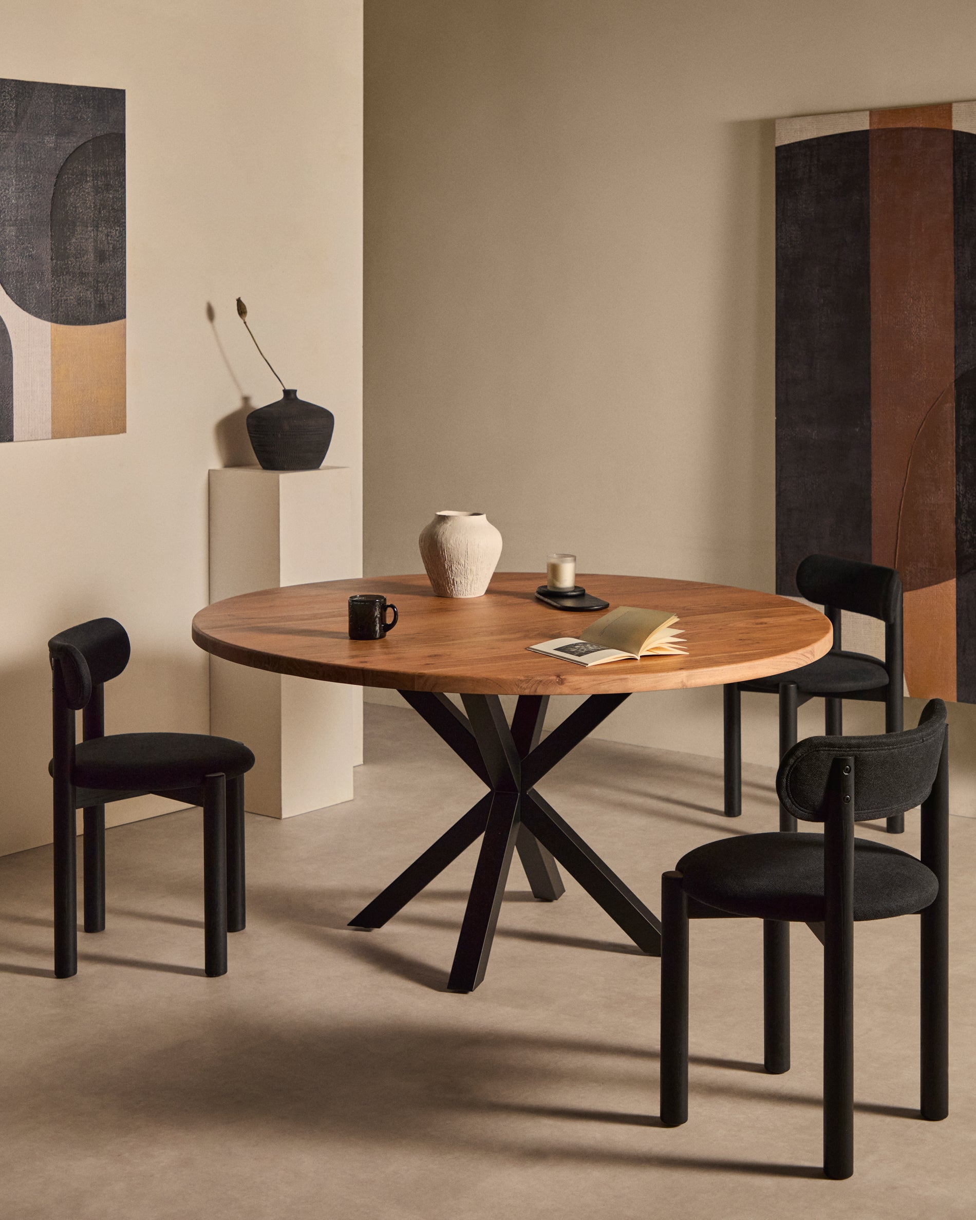 Round table Argo in solid acacia wood and steel legs with black finish Ø 150 cm - Lifestyle