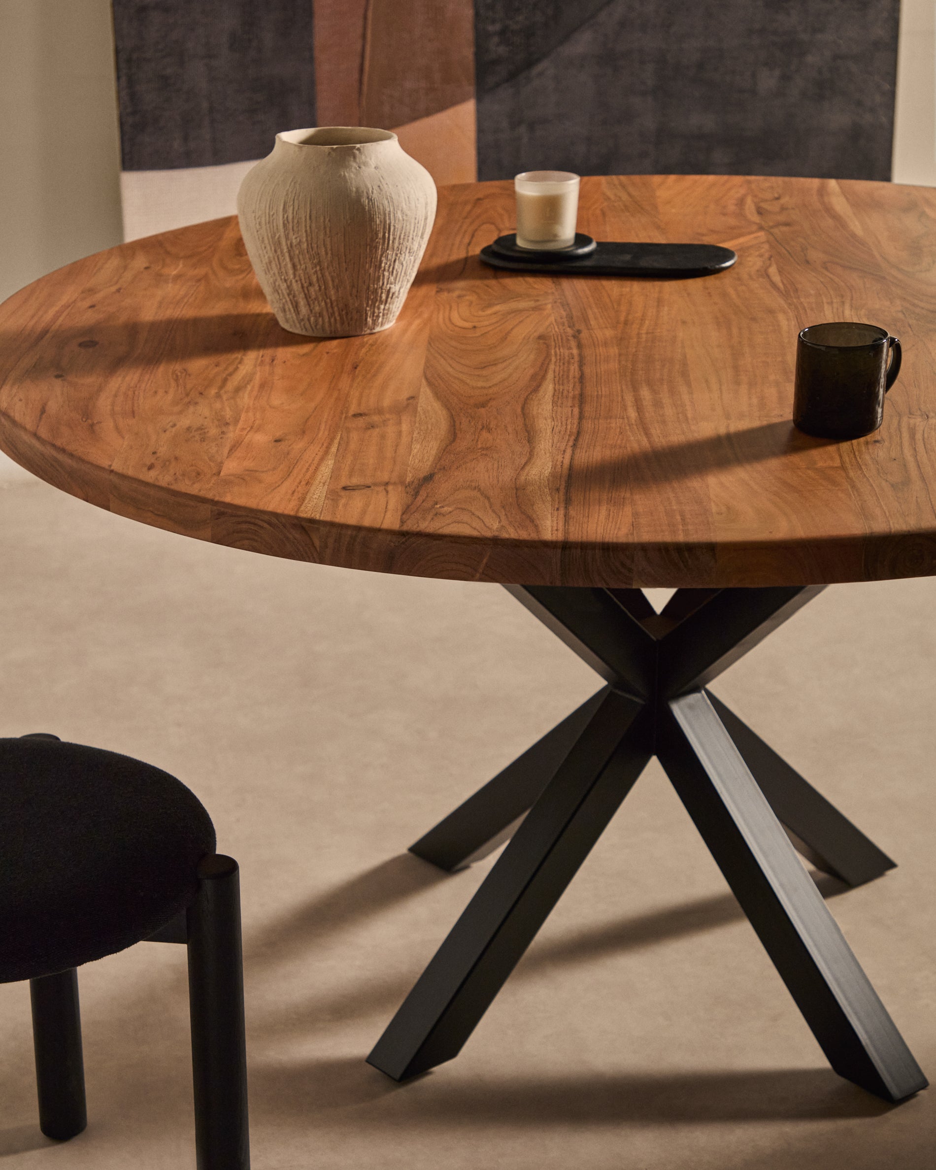 Round table Argo in solid acacia wood and steel legs with black finish Ø 150 cm - Lifestyle