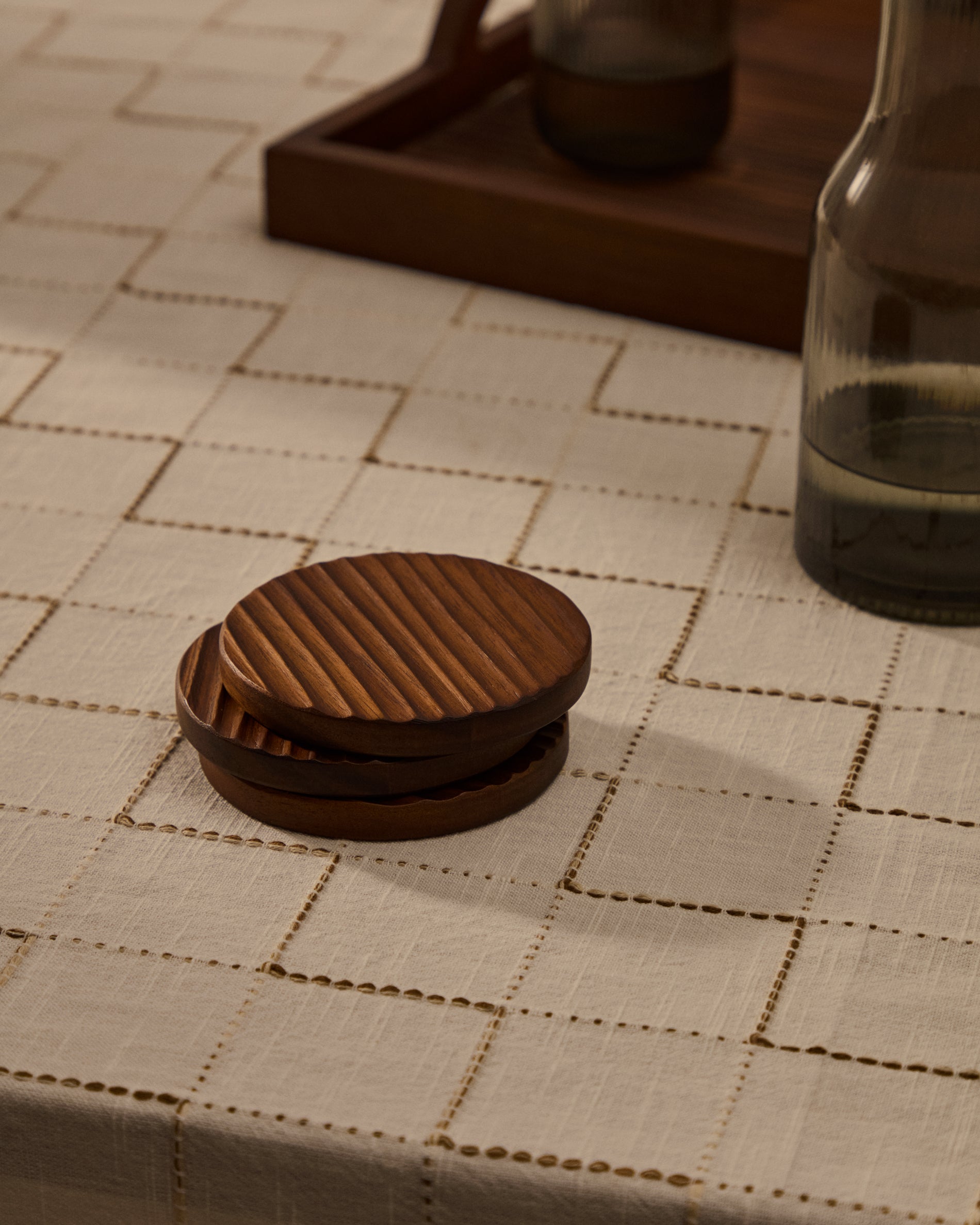 Rommu set of 4 coasters made of acacia wood FSC 100% - Lifestyle
