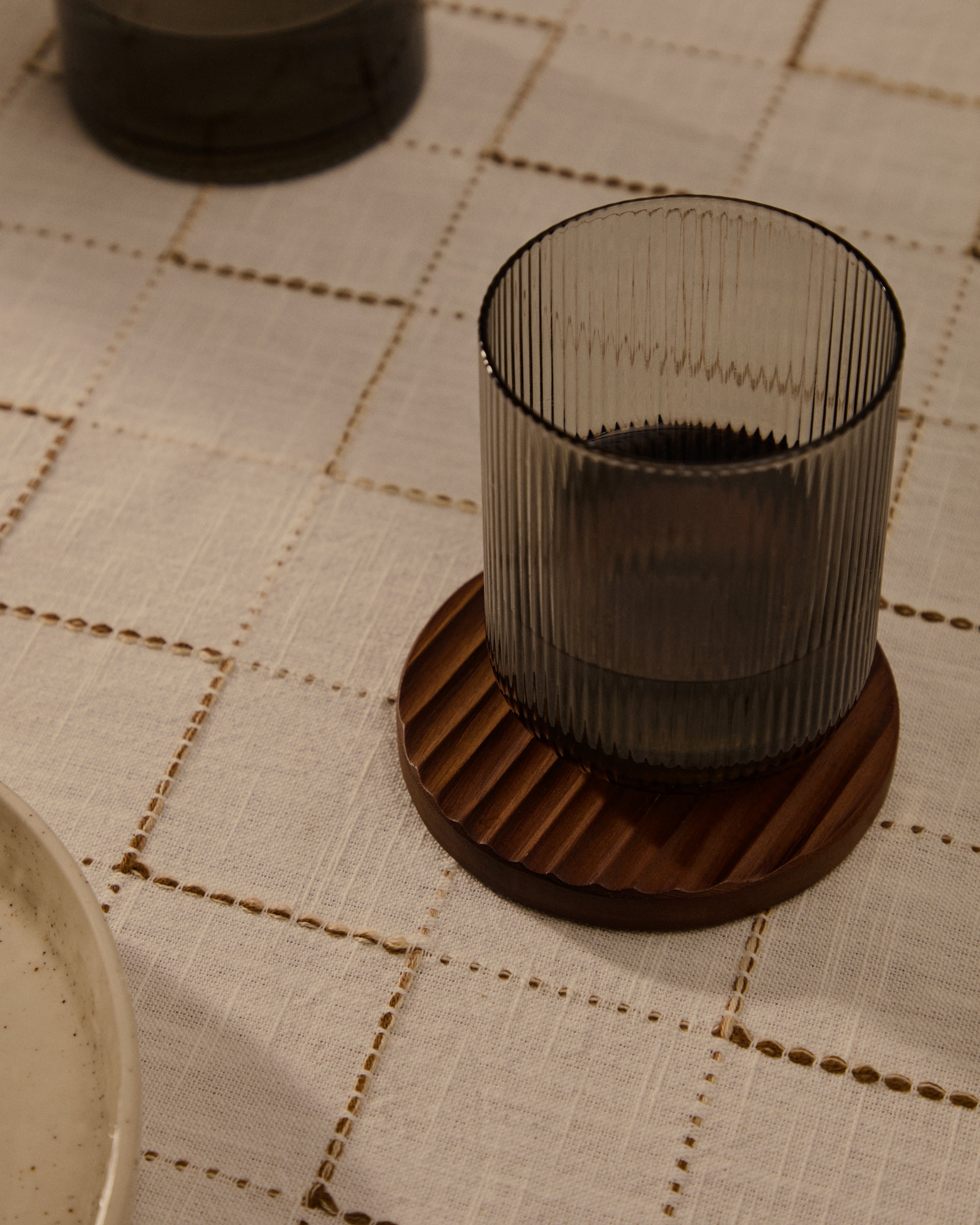 Rommu set of 4 coasters made of acacia wood FSC 100% - Lifestyle