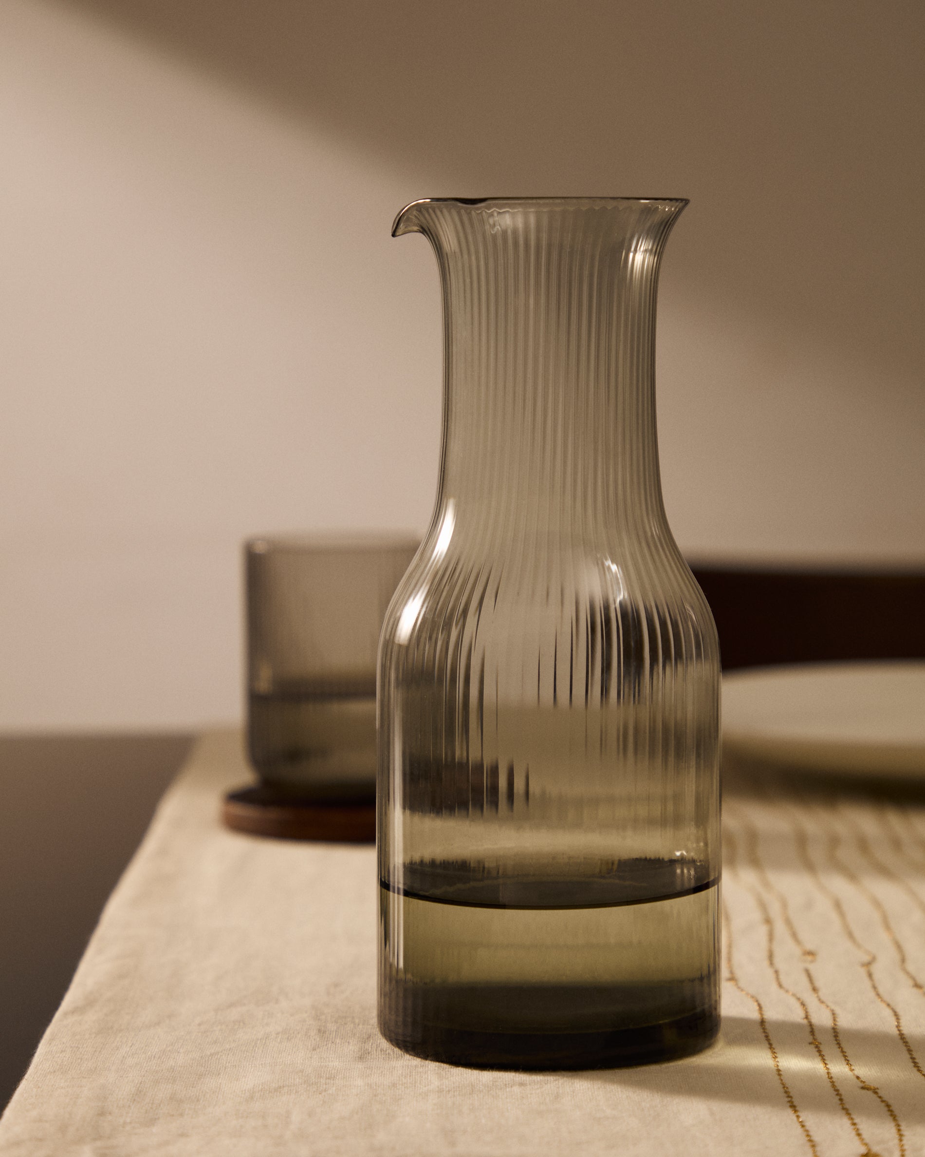 Thiba grey glass jug, 90 cl - Lifestyle