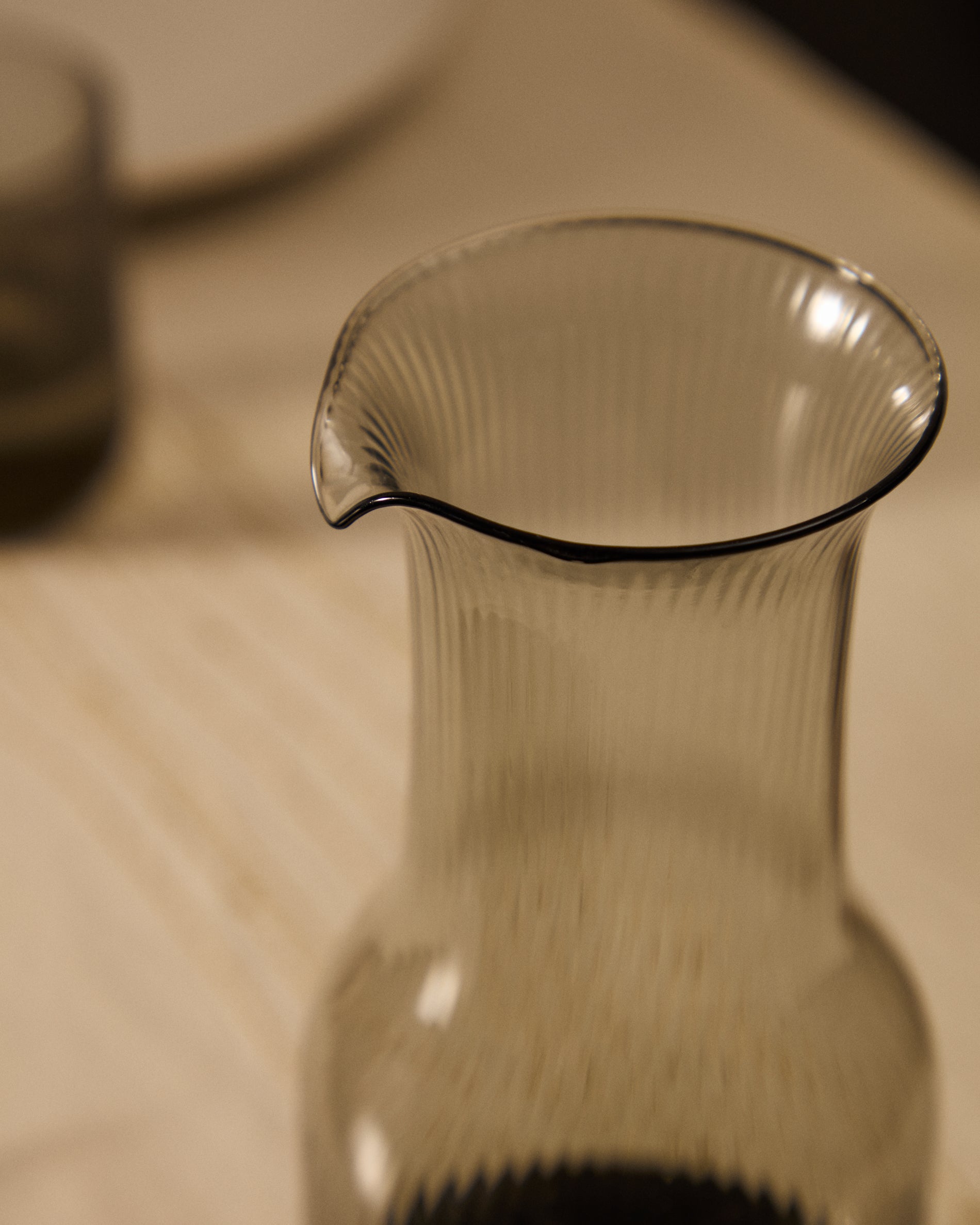 Thiba grey glass jug, 90 cl - Lifestyle