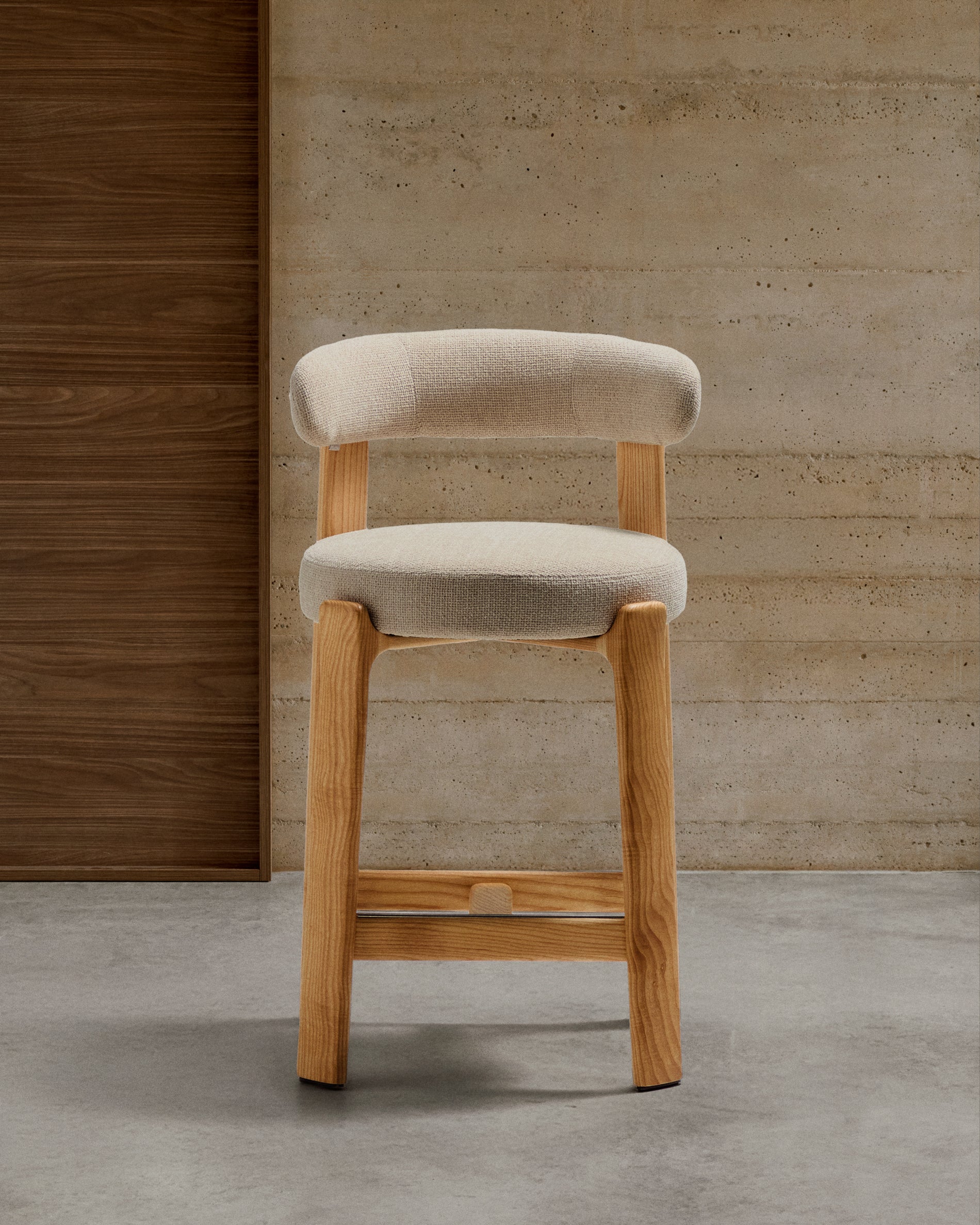 Granite stool made of beige chenille and solid ash wood with natural tone finish FSC 100% 75cm - Lifestyle