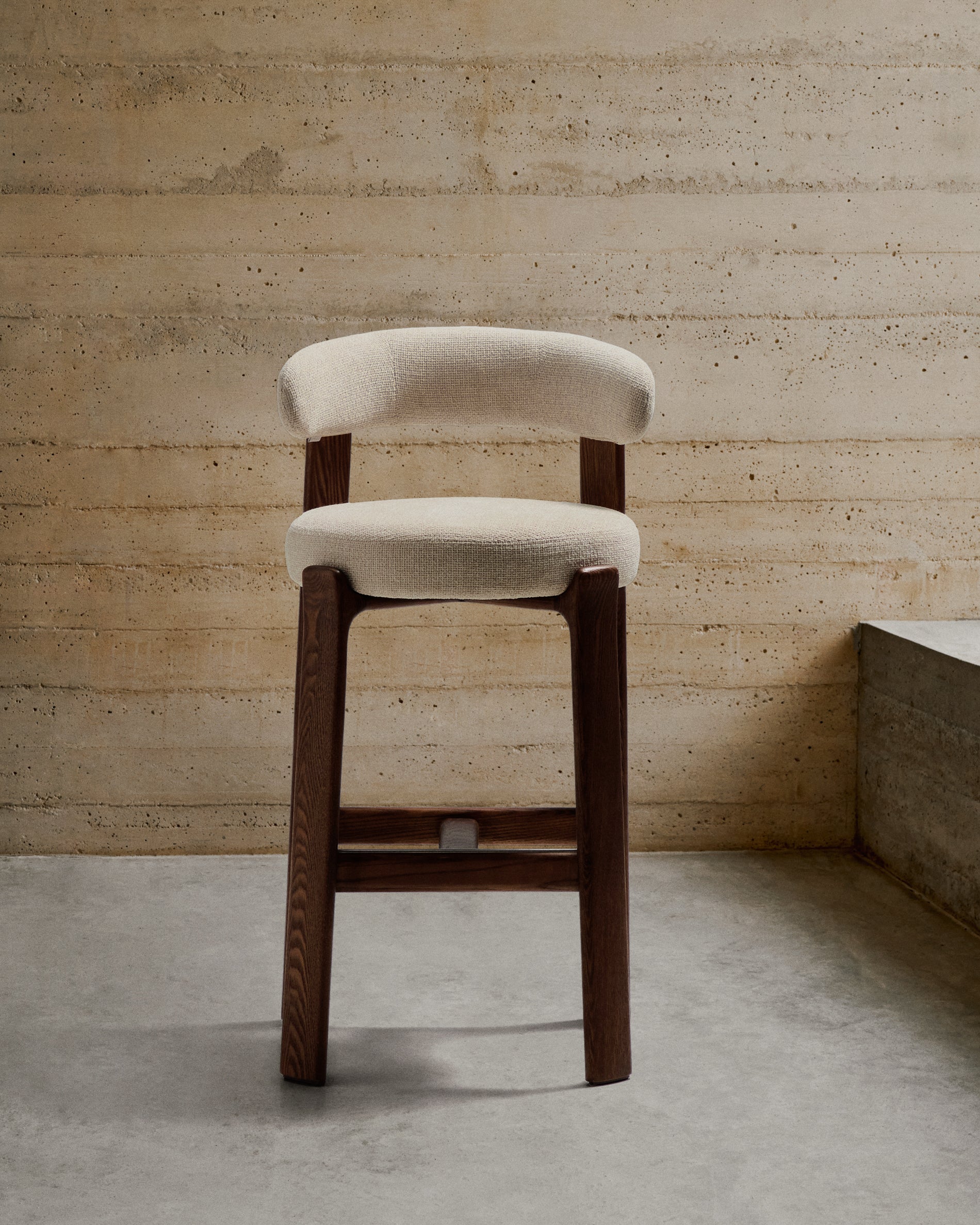 Granite stool in beige chenille and solid ash wood with walnut-coloured finish FSC 100% 75cm - Lifestyle