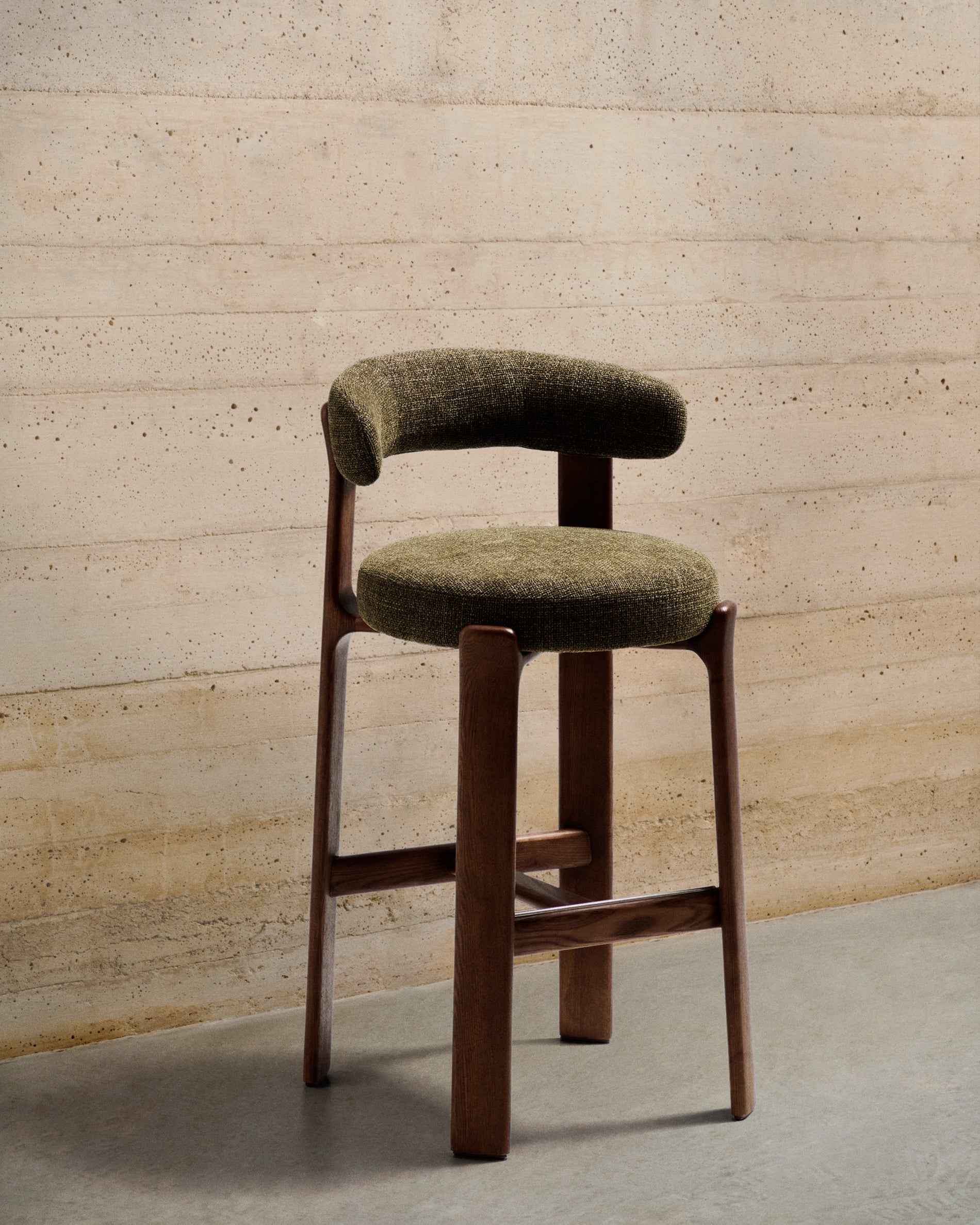 Granite stool in green chenille and solid ash wood with walnut-coloured finish FSC 100% 75cm - Lifestyle
