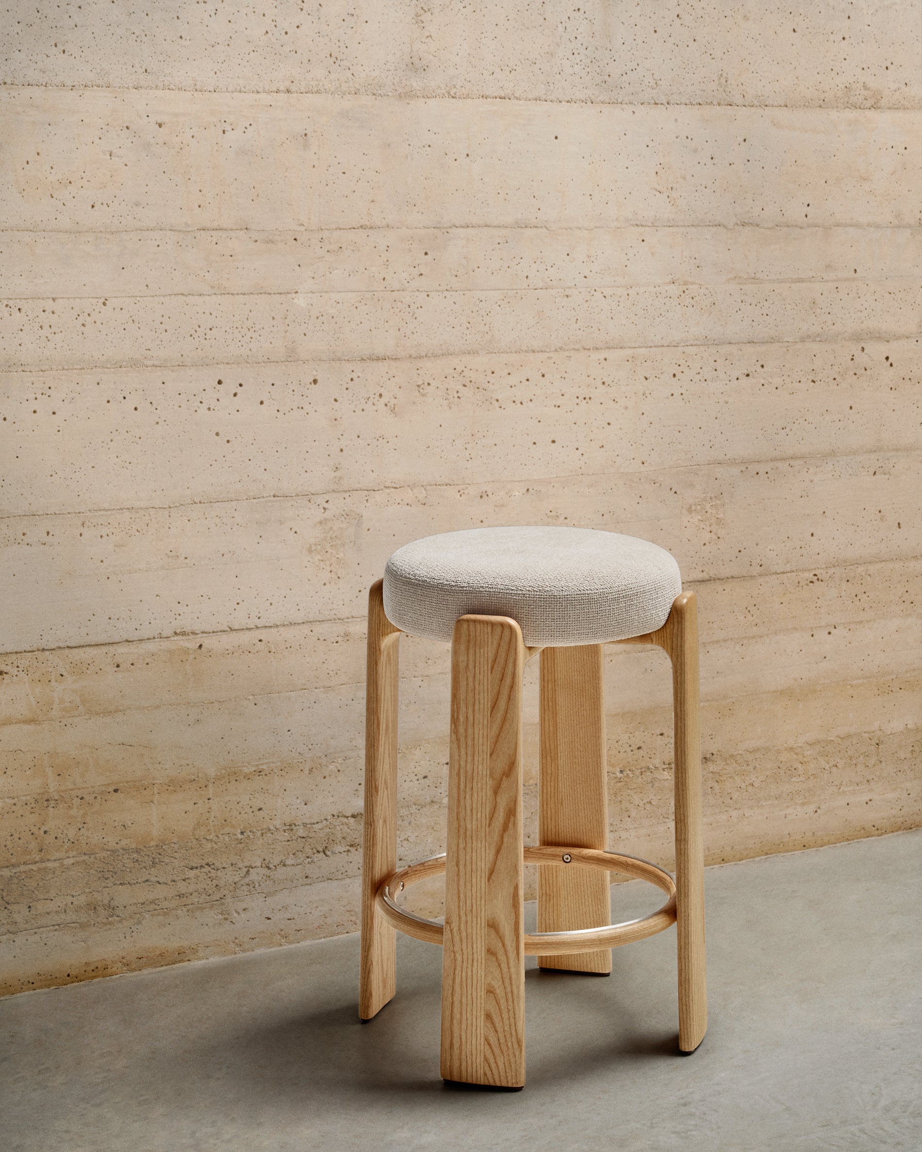 Granite stool made of beige chenille and solid ash wood with natural tone finish FSC 100% 75cm - Lifestyle