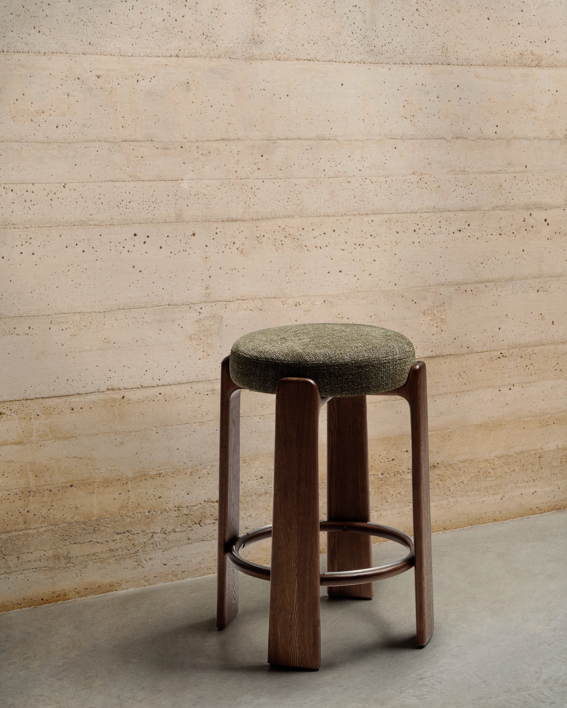 Granite fire-retardant stool in green chenille and solid ash wood with walnut-coloured finish FSC 100% 75cm - Lifestyle