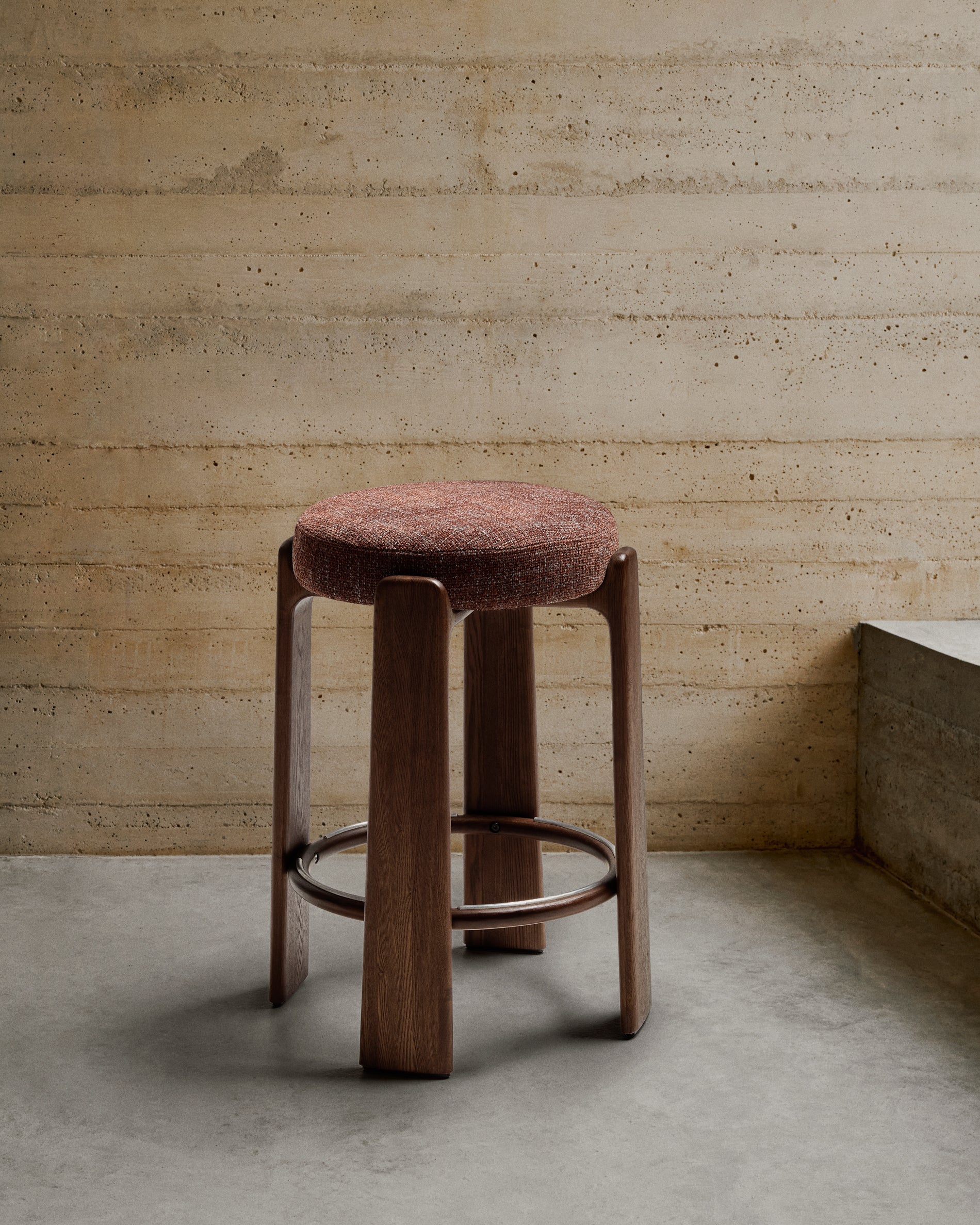 Granite fire-retardant stool in brown chenille and solid ash wood with walnut-coloured finish FSC 100% 75cm - Lifestyle
