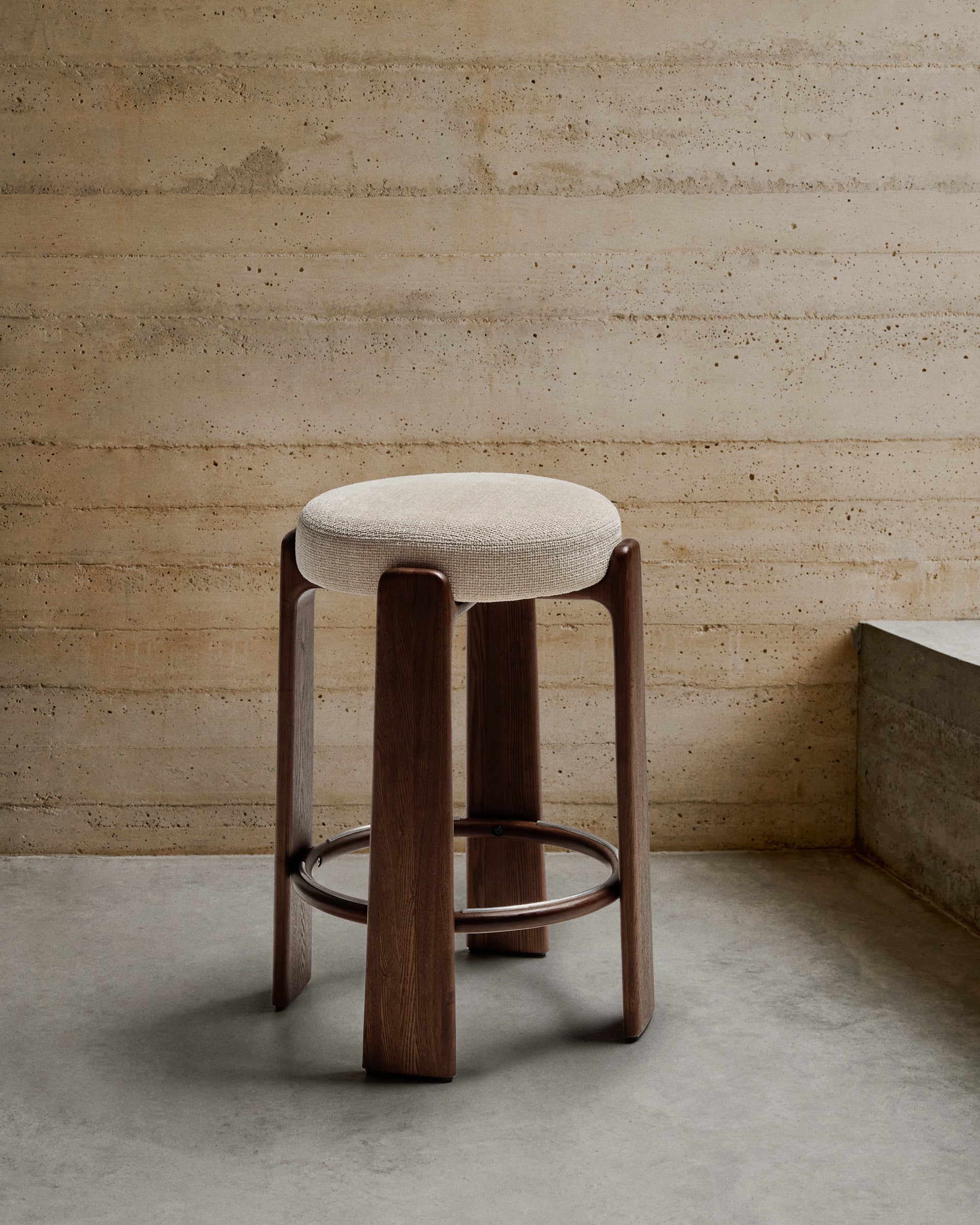 Granite fire-retardant stool in beige chenille and solid ash wood with walnut-coloured finish FSC 100% 75cm - Lifestyle