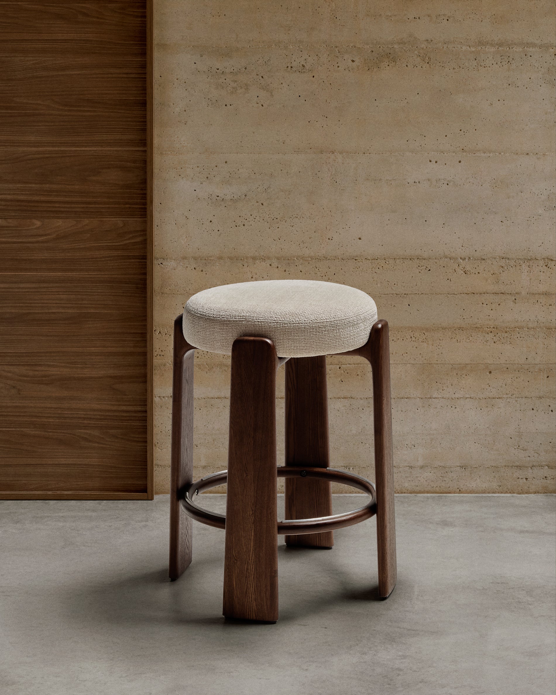 Granite fire-retardant stool in beige chenille and solid ash wood with walnut-coloured finish FSC 100% 65cm - Lifestyle