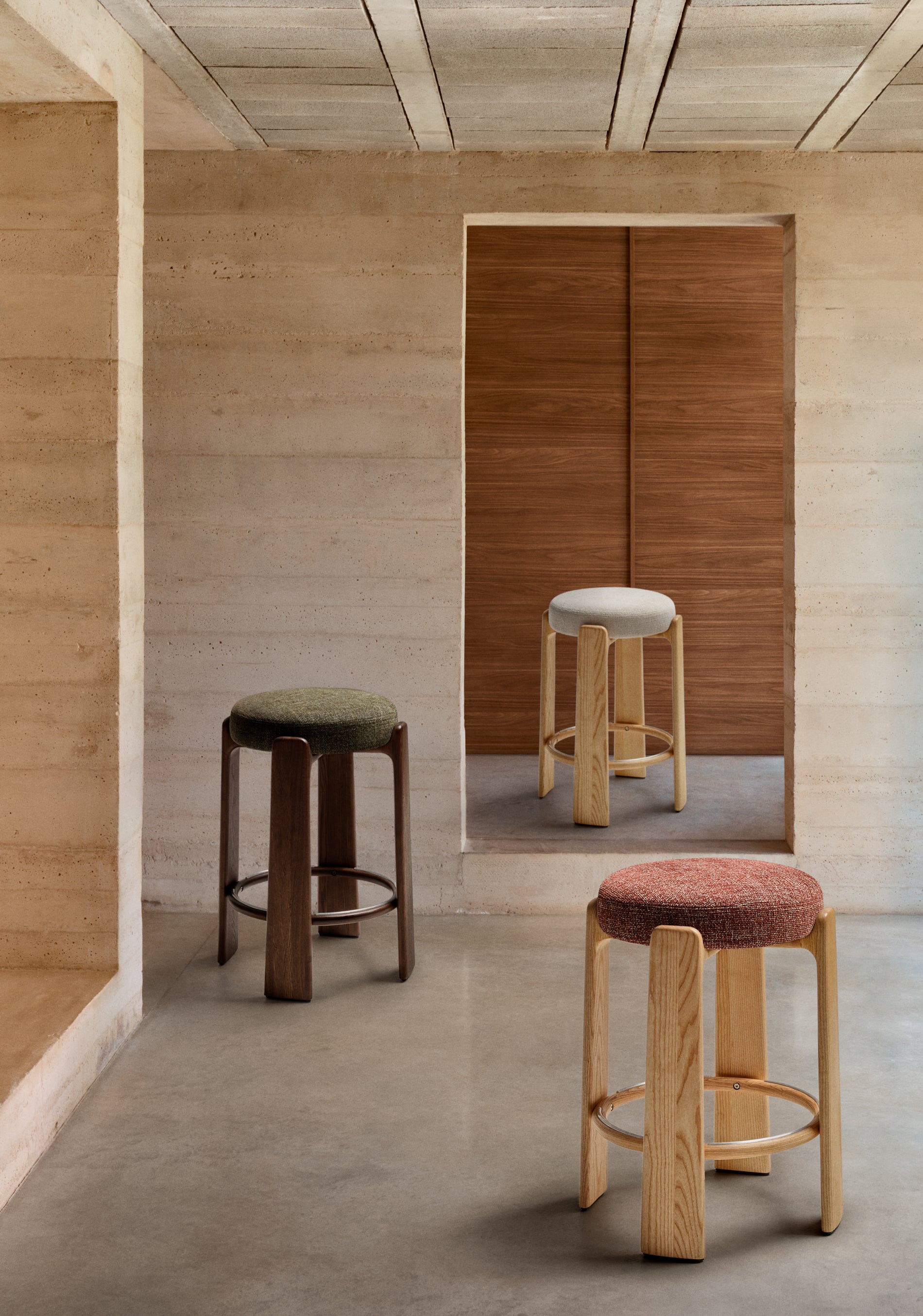 Granite fire-retardant stool in green chenille and solid ash wood with walnut-coloured finish FSC 100% 75cm - Lifestyle