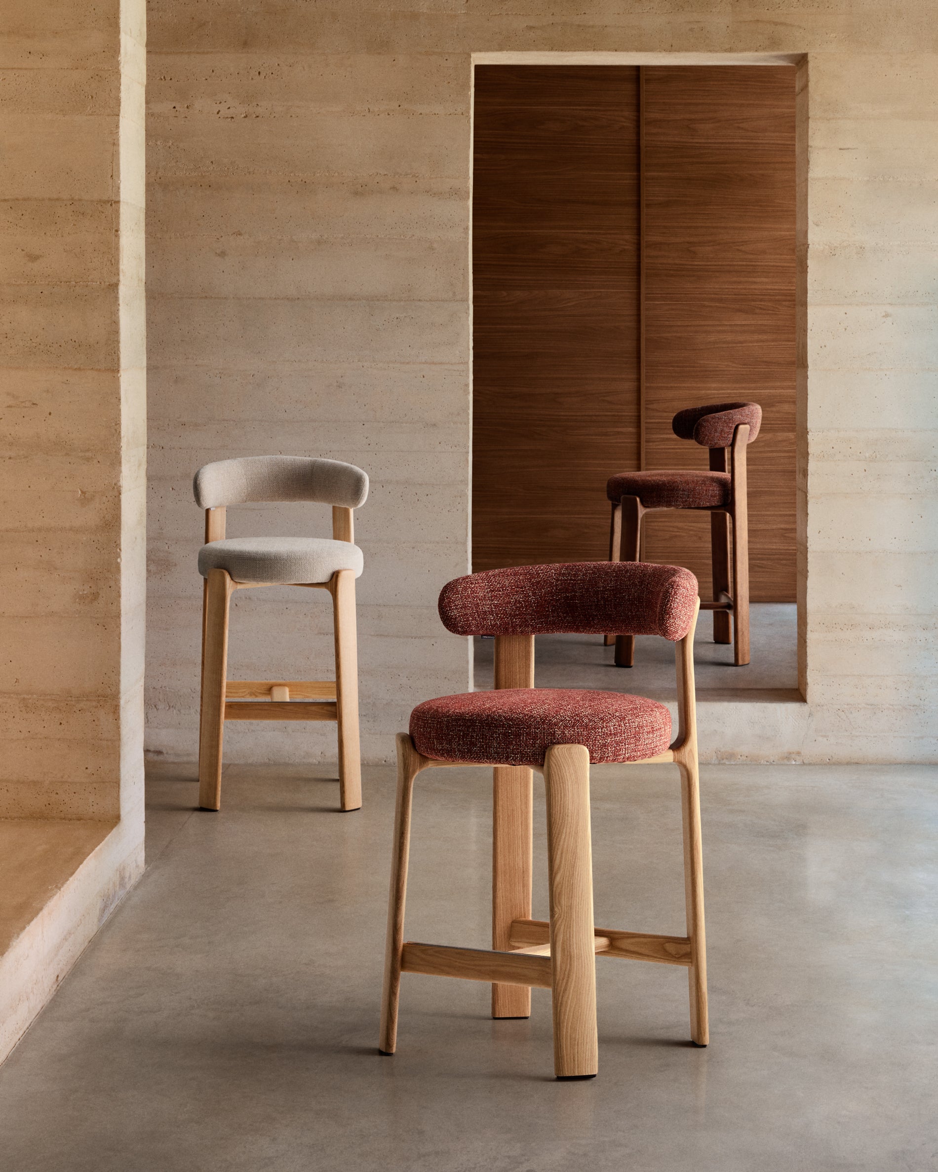 Granite stool made of beige chenille and solid ash wood with natural tone finish FSC 100% 75cm - Lifestyle