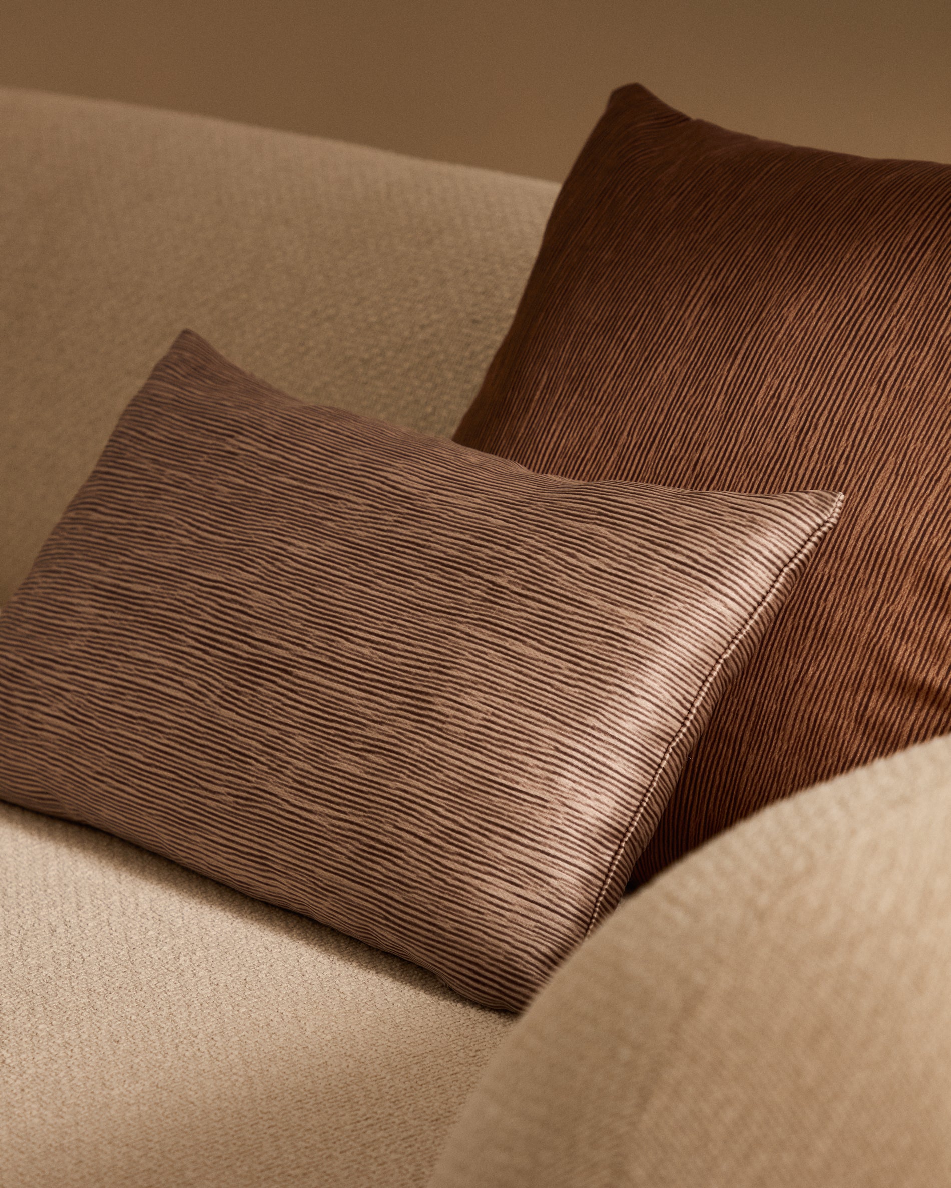 Mirca terracotta-coloured textured cushion cover, 50 x 30 cm - Lifestyle
