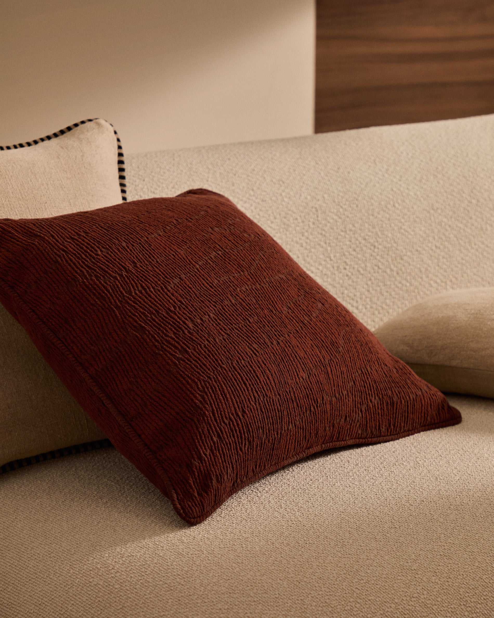 Labid maroon jacquard, 100% cotton cushion cover, 45 x 45 cm - Lifestyle