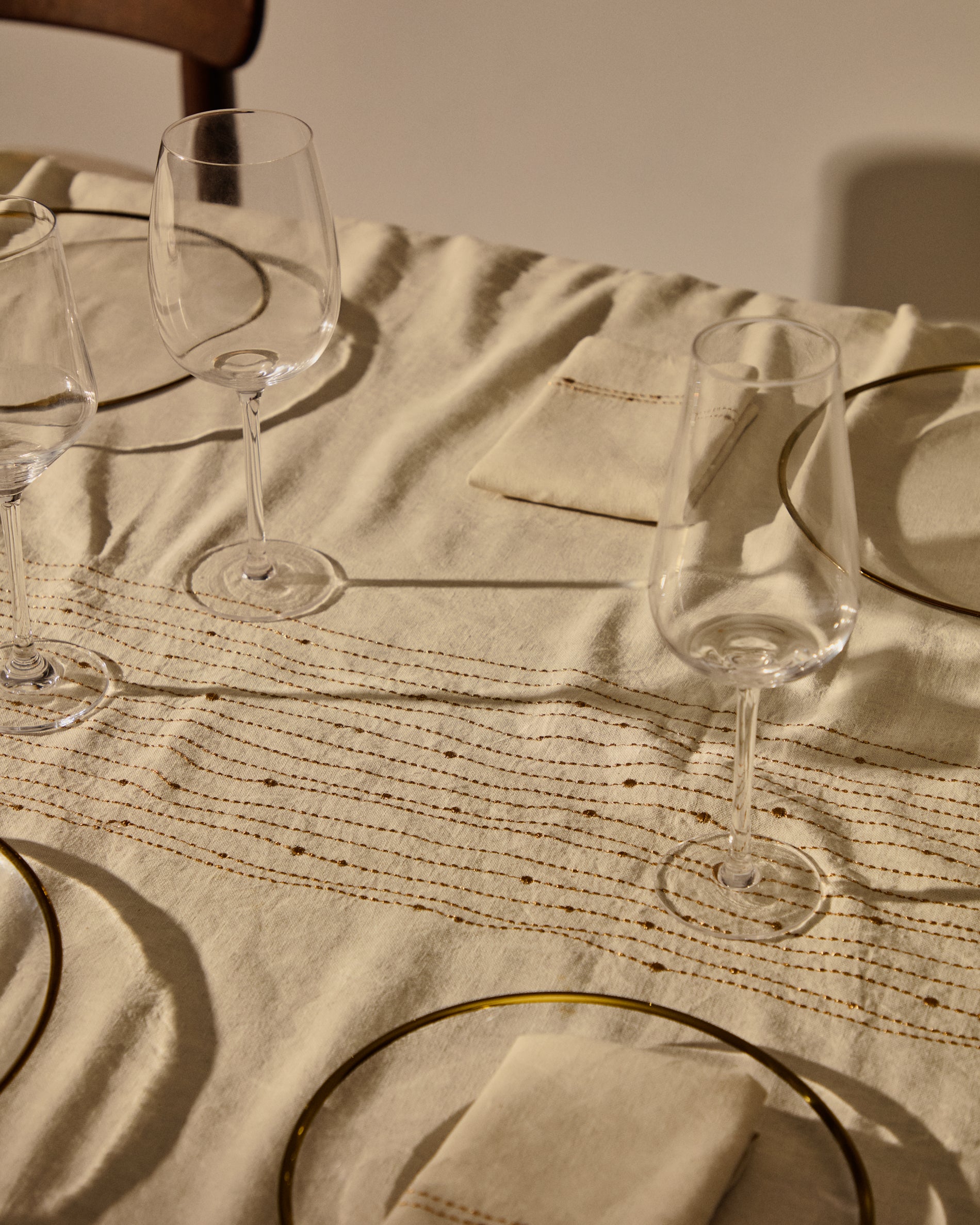 Flia white linen and cotton tablecloth gold-coloured lurex embroidered detail, 150 x 250 cm - Lifestyle