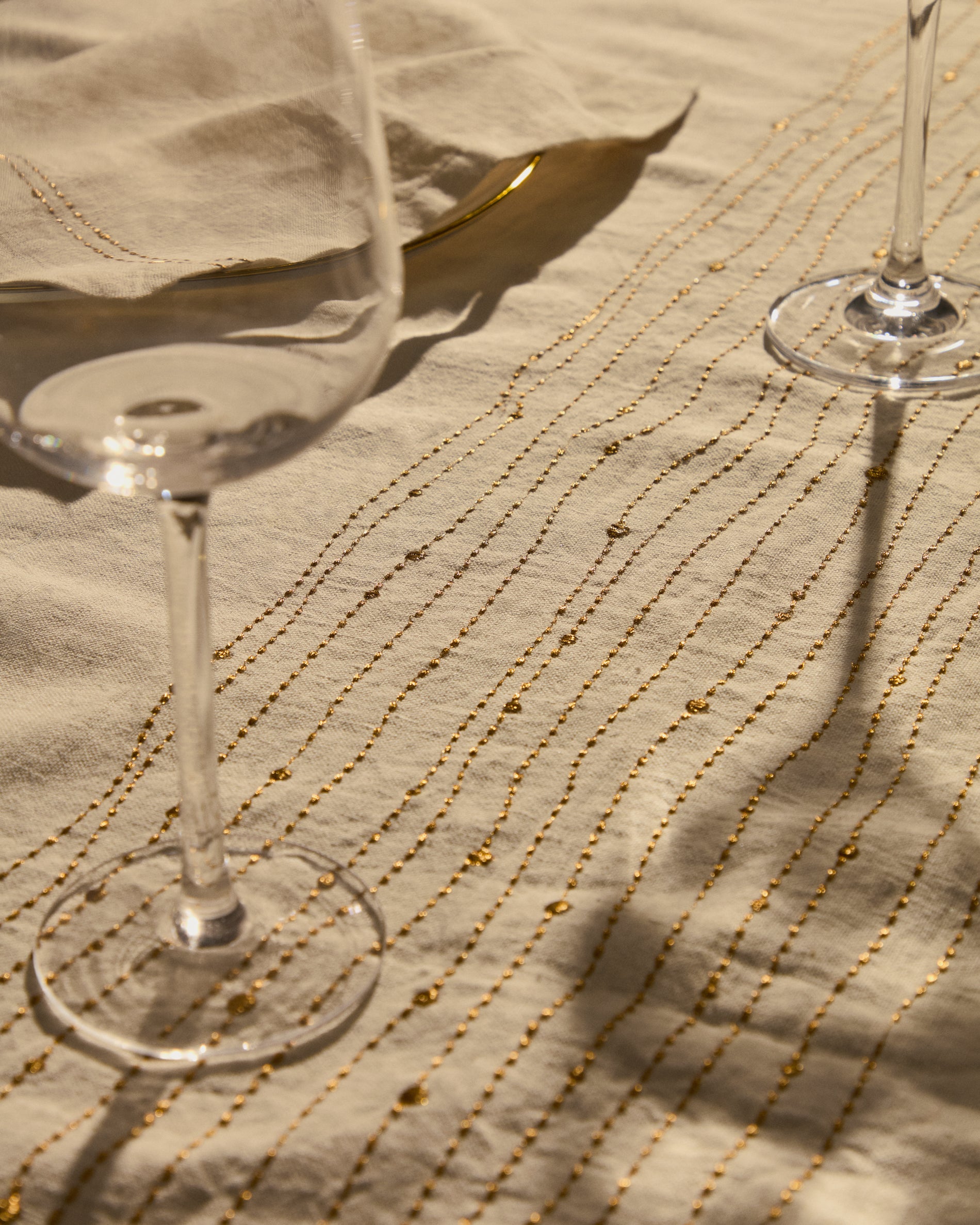Flia white linen and cotton tablecloth gold-coloured lurex embroidered detail, 150 x 250 cm - Lifestyle