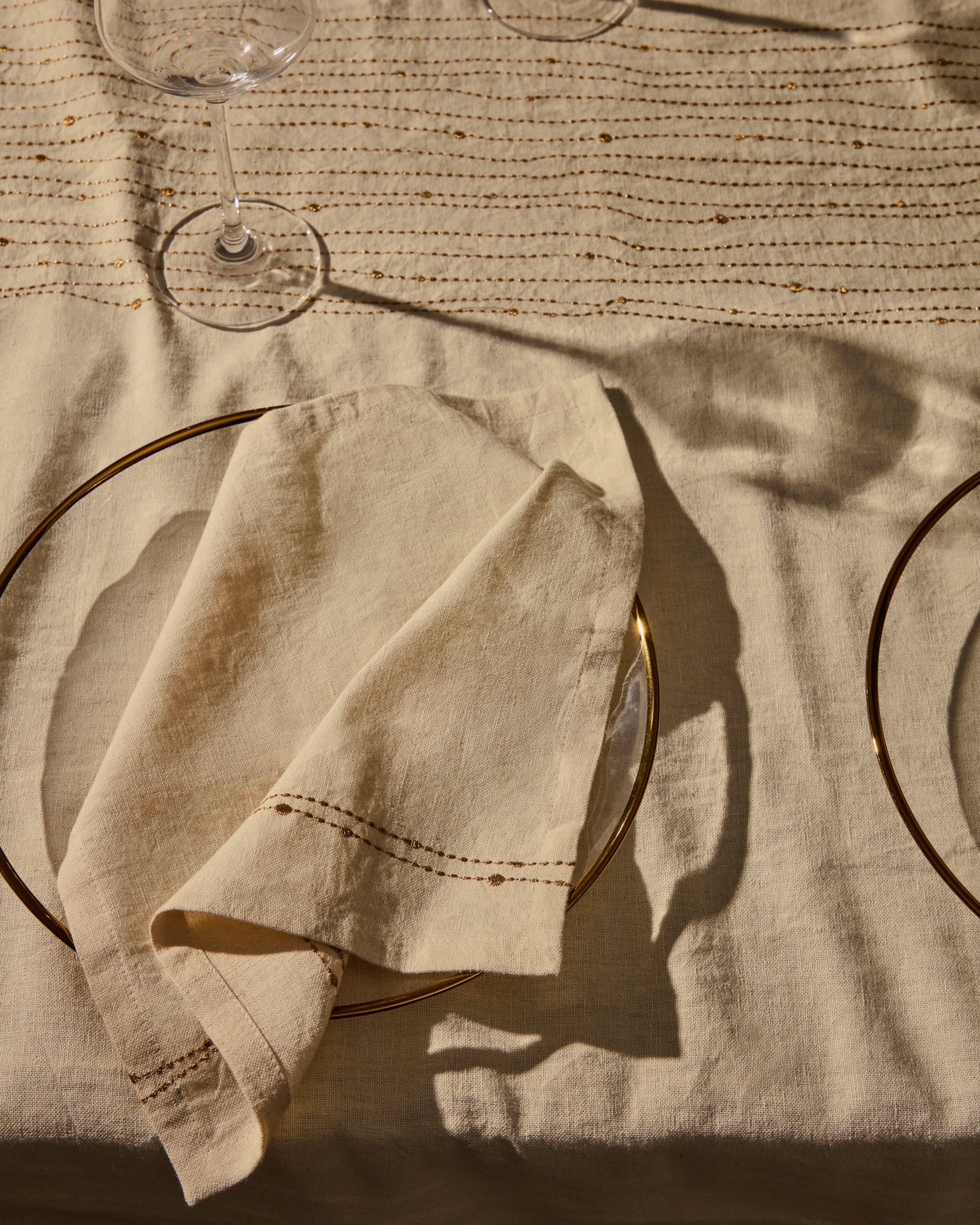 Flia set of 2 white linen and cotton napkins with gold-coloured lurex embroidered detail - Lifestyle