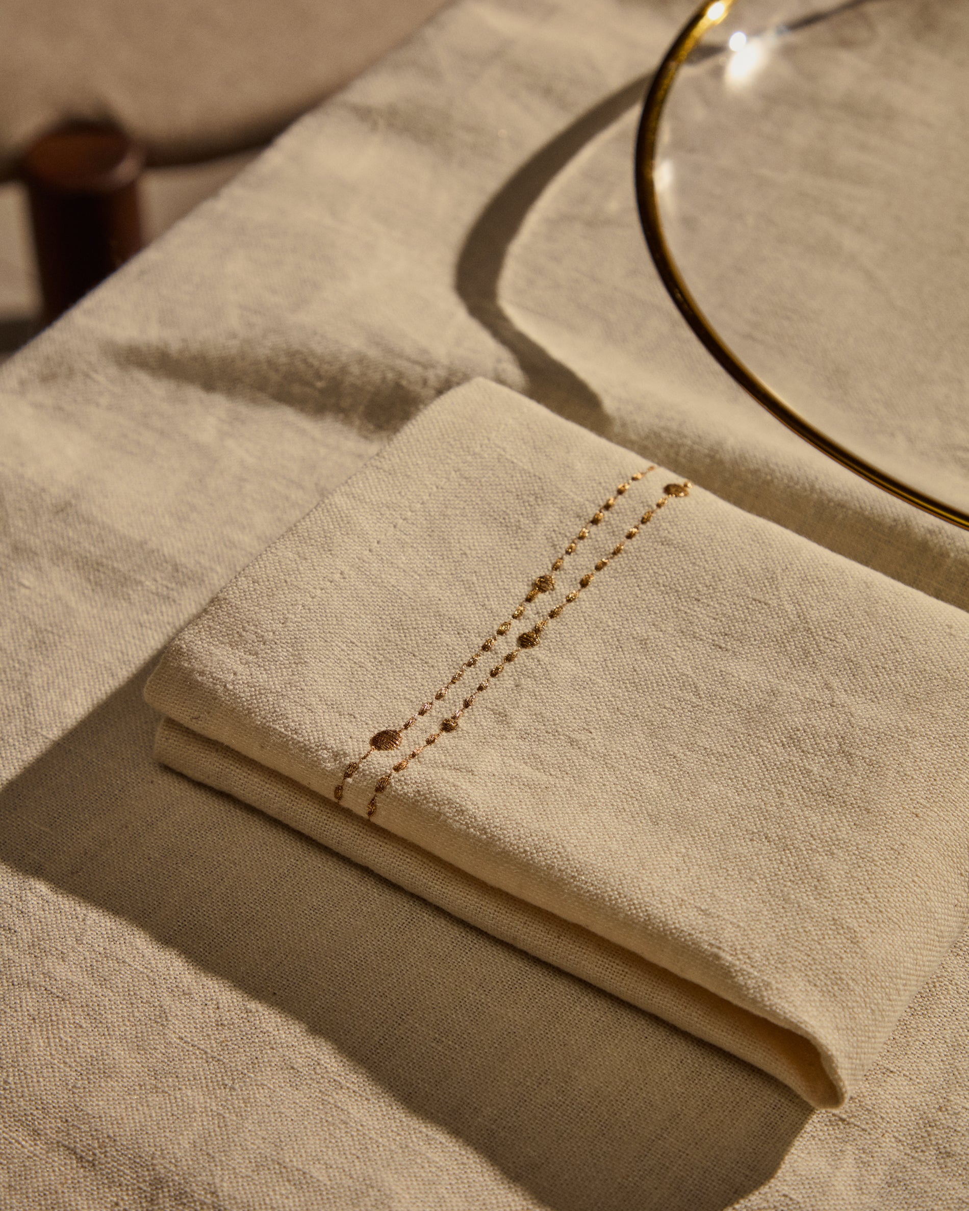 Flia set of 2 white linen and cotton napkins with gold-coloured lurex embroidered detail - Lifestyle