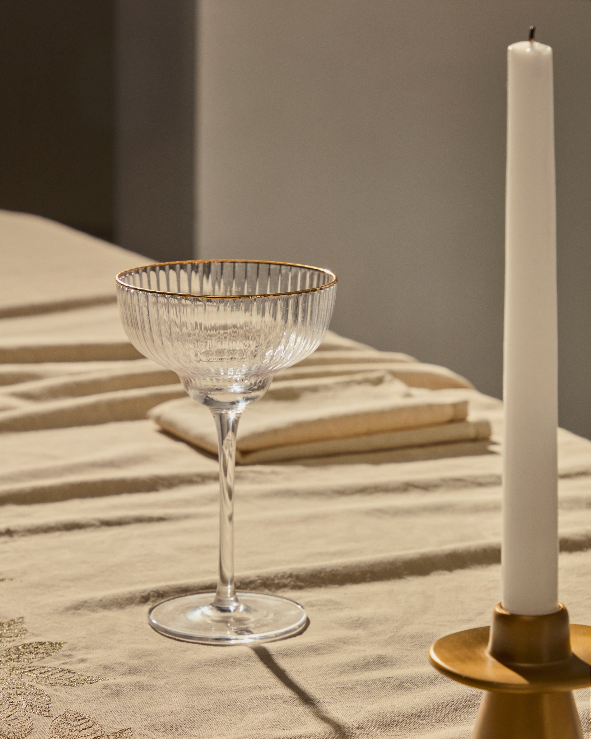 Ayan transparent champagne glass, with a gold feature, 28 cl - Lifestyle