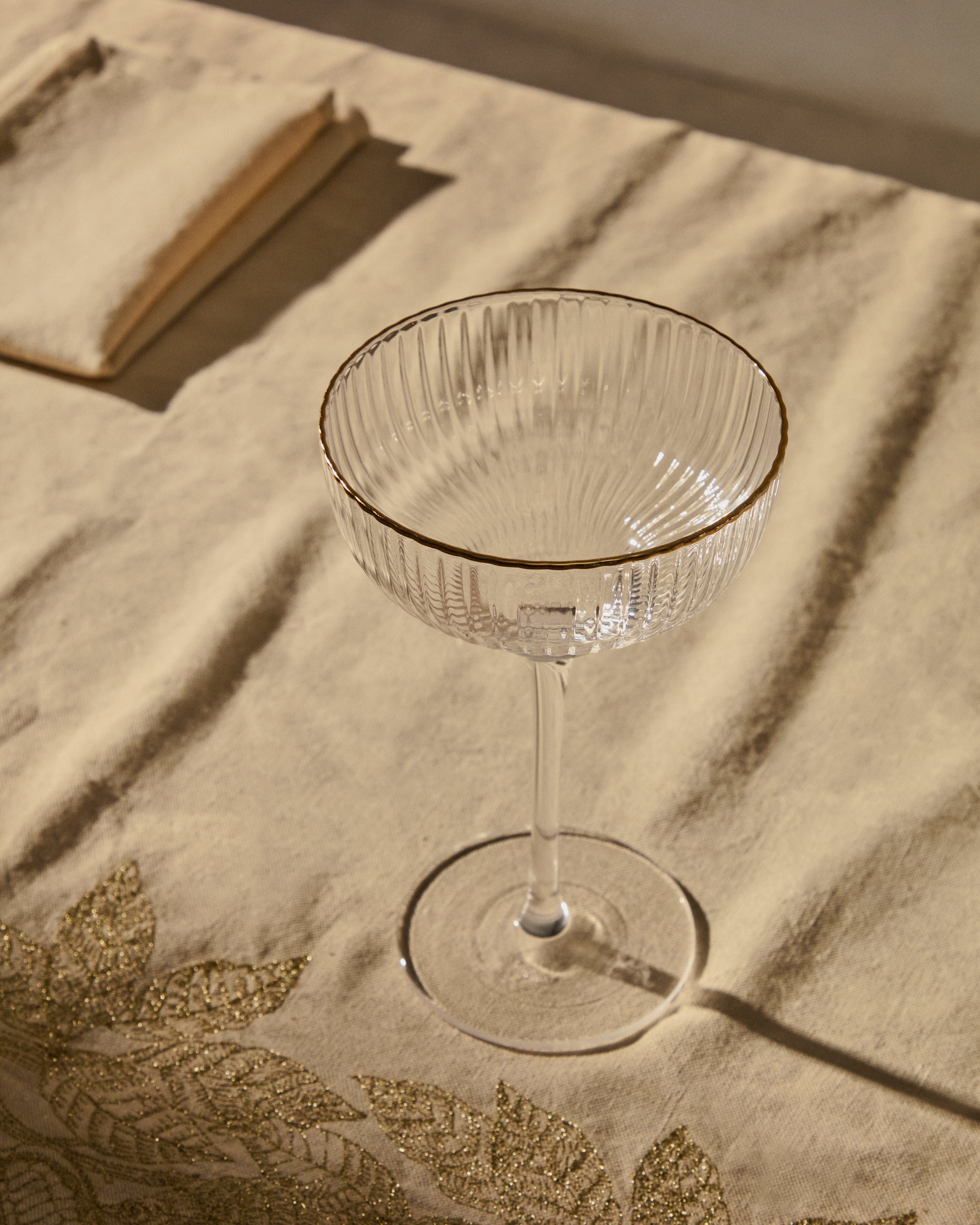 Ayan transparent champagne glass, with a gold feature, 28 cl - Lifestyle