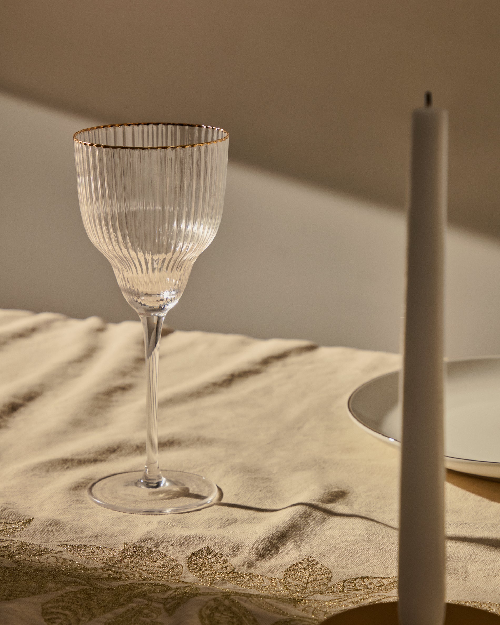 Ayan transparent wine glass, with a gold feature, 33 cl - Lifestyle