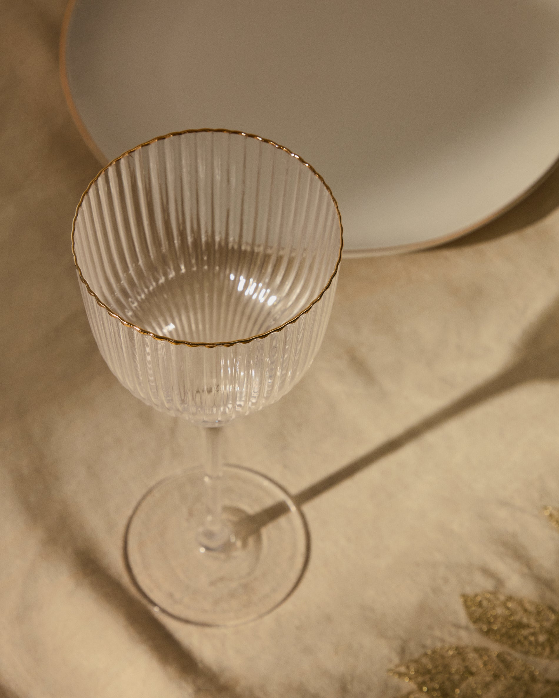 Ayan transparent wine glass, with a gold feature, 33 cl - Lifestyle