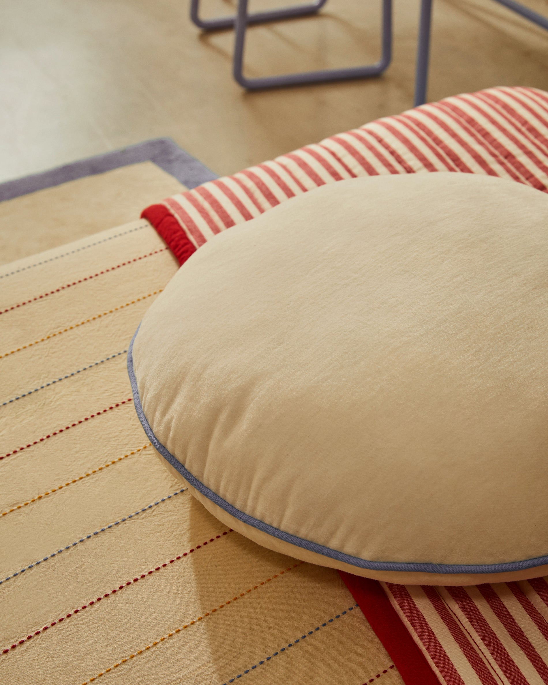 Saya white and blue, round cotton cushion, Ø 40 cm - Lifestyle
