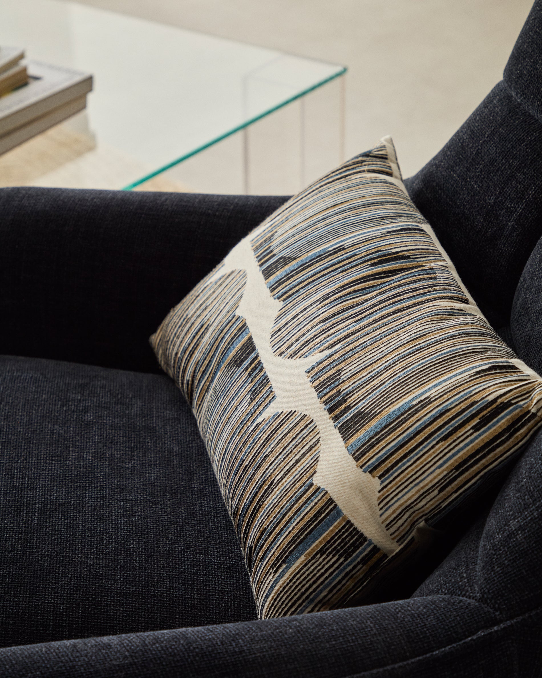 Log cushion cover with multicoloured graphic embroidery 30 x 50 cm - Lifestyle