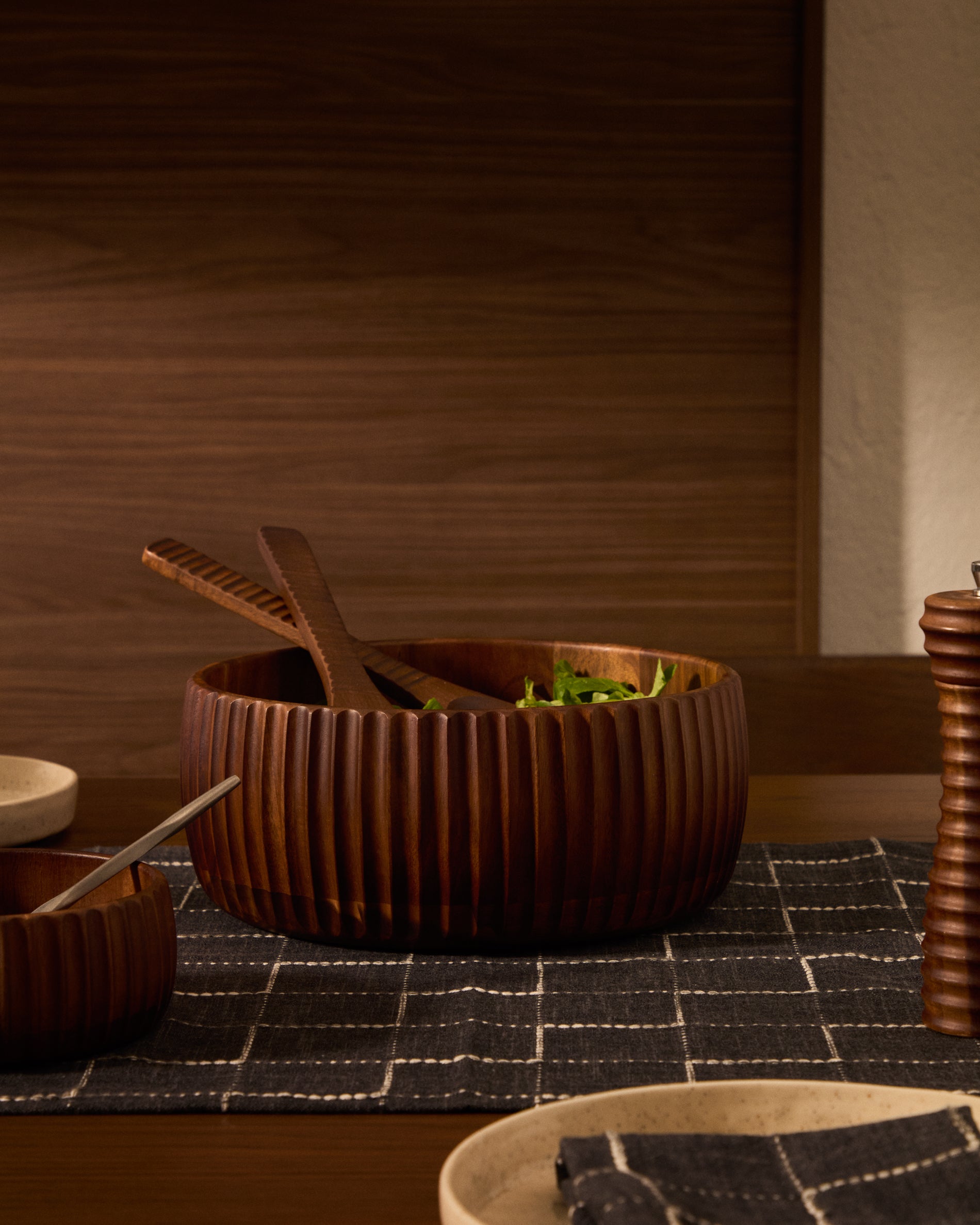 Rommu large bowl made of acacia wood FSC 100% - Lifestyle