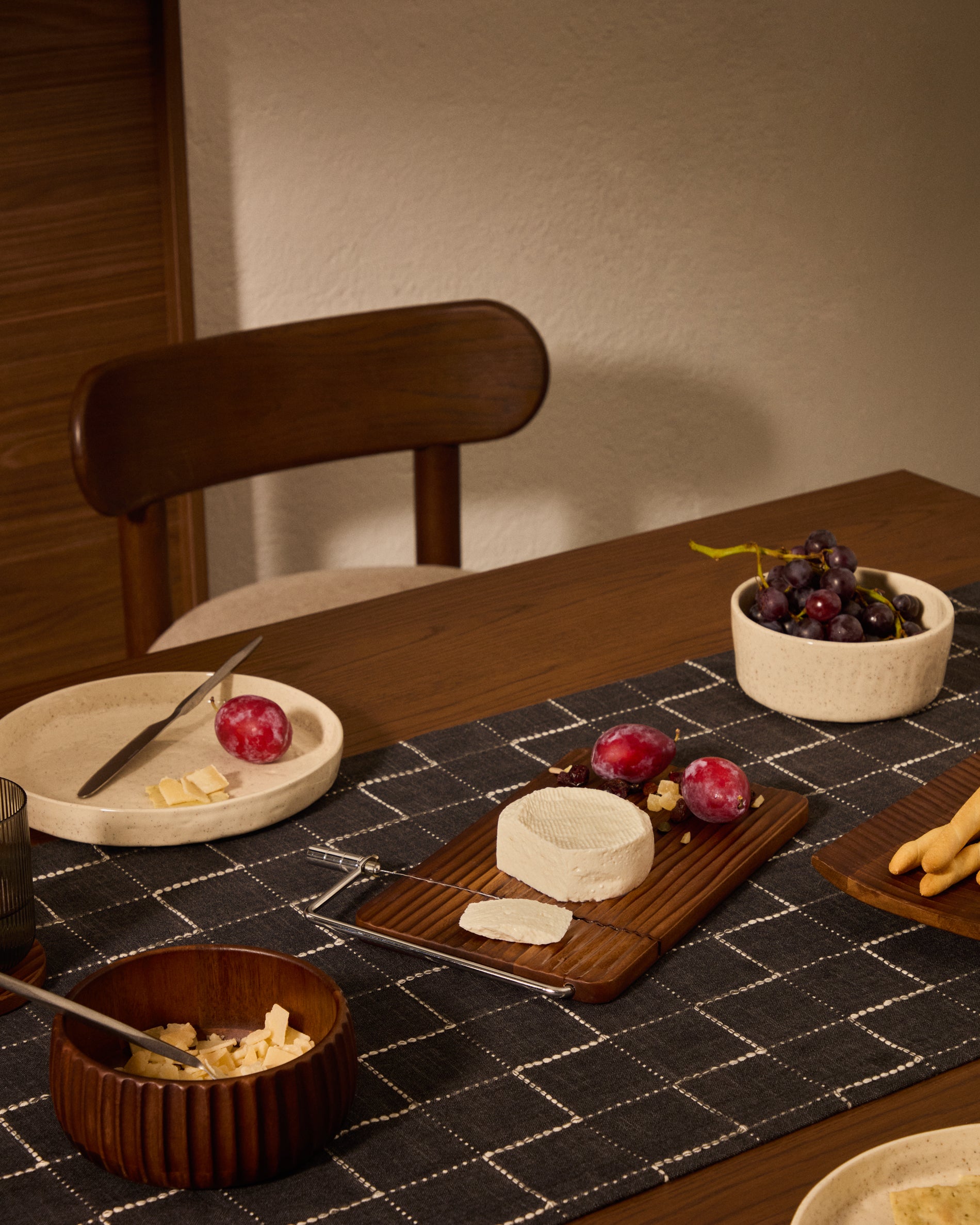 Rommu cheese cutting board made of acacia wood FSC 100% - Lifestyle