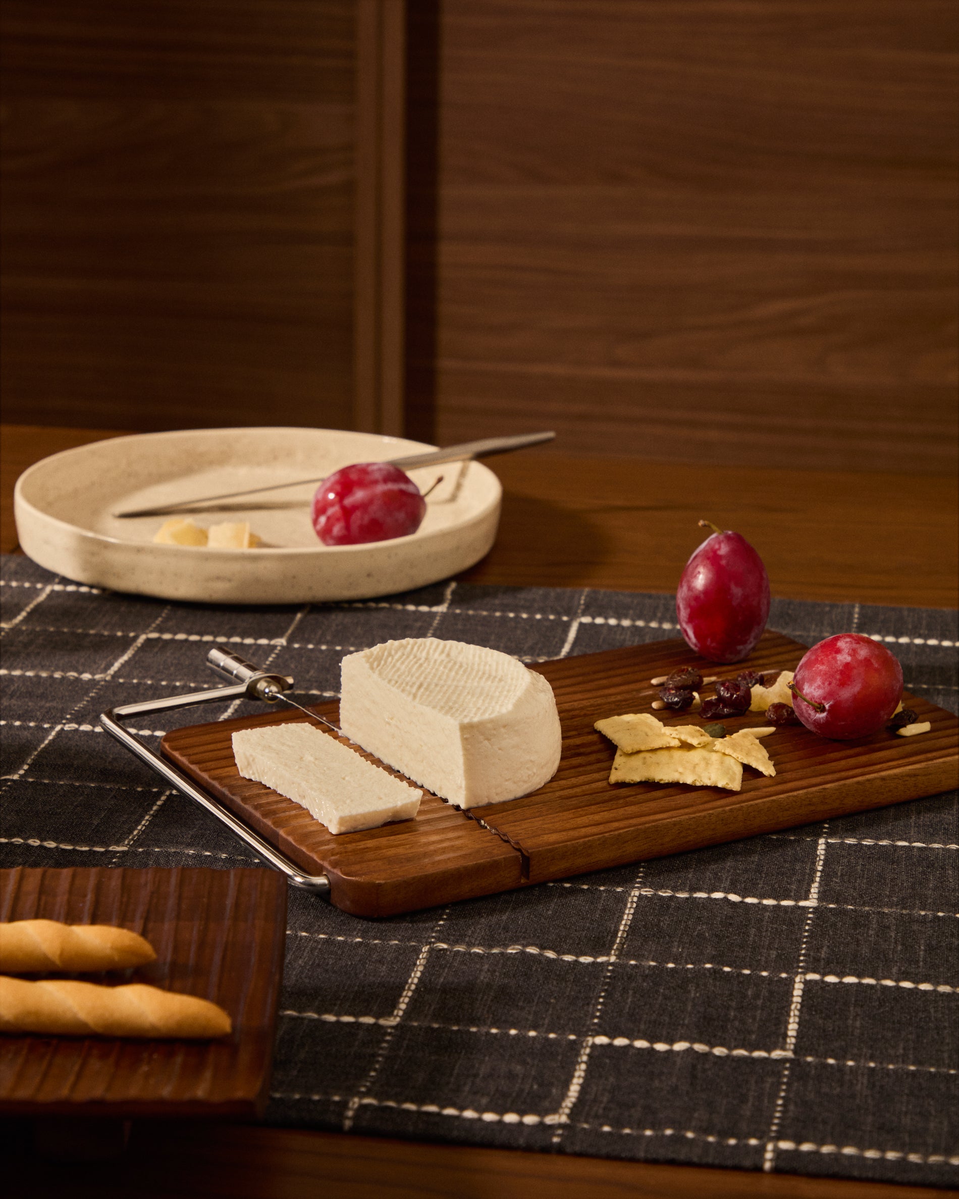 Rommu cheese cutting board made of acacia wood FSC 100% - Lifestyle