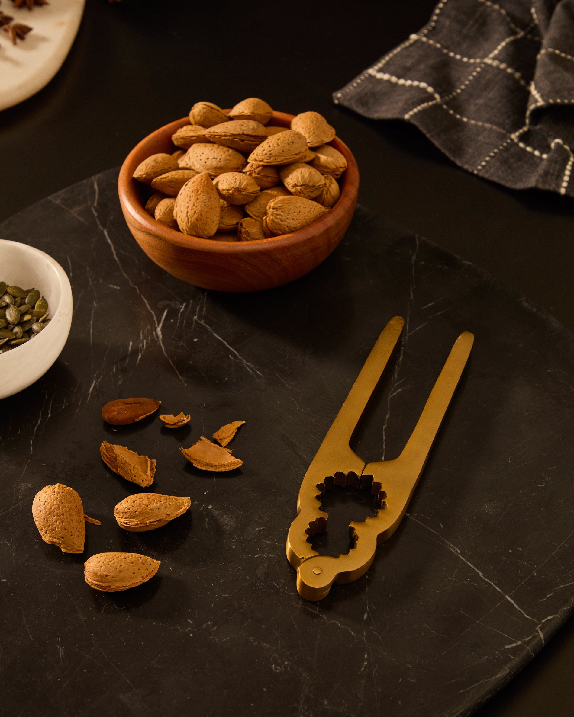 Blisk nutcracker made of gold-coloured stainless steel - Lifestyle