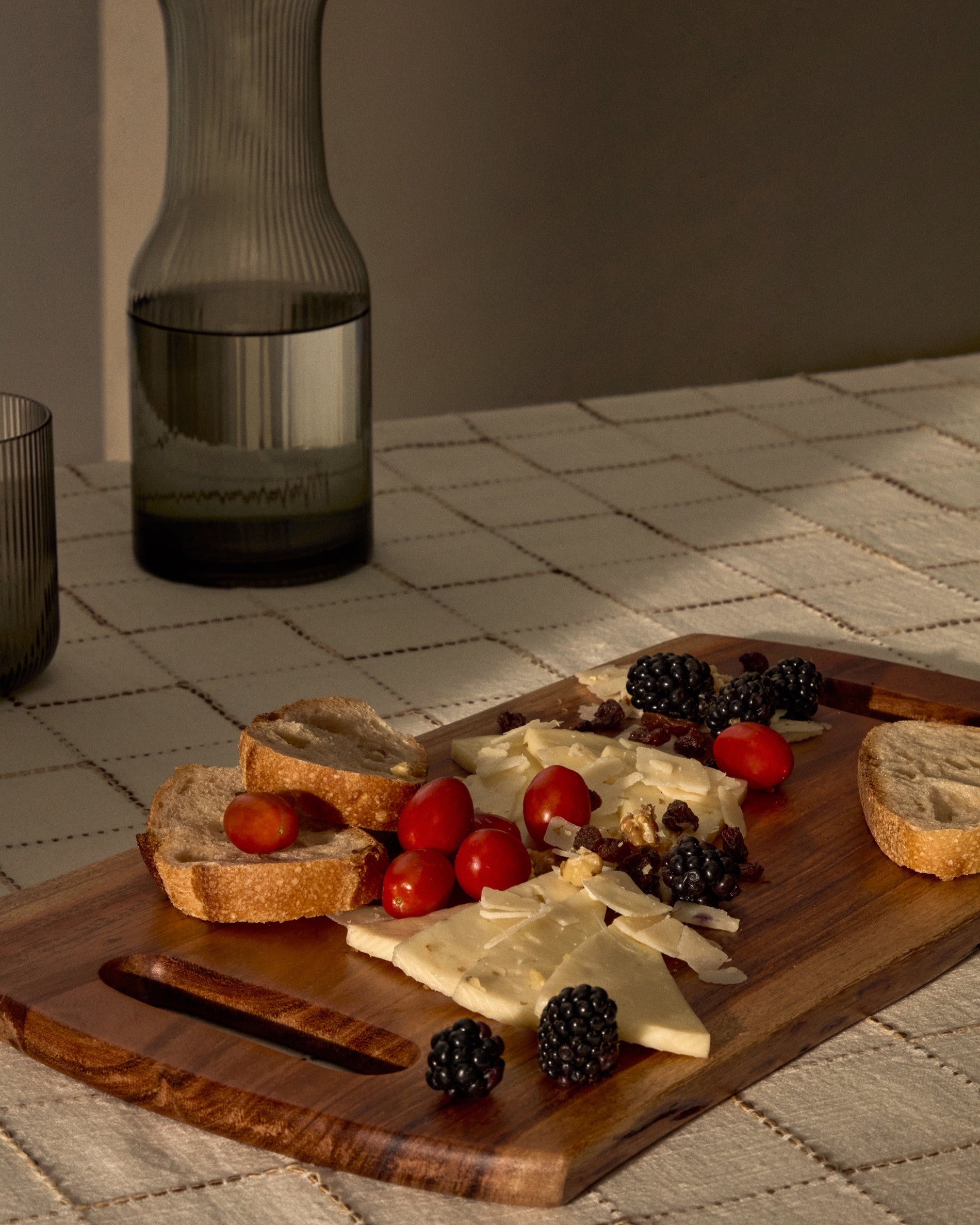 Zeun small serving board made of acacia wood FSC 100% - Lifestyle