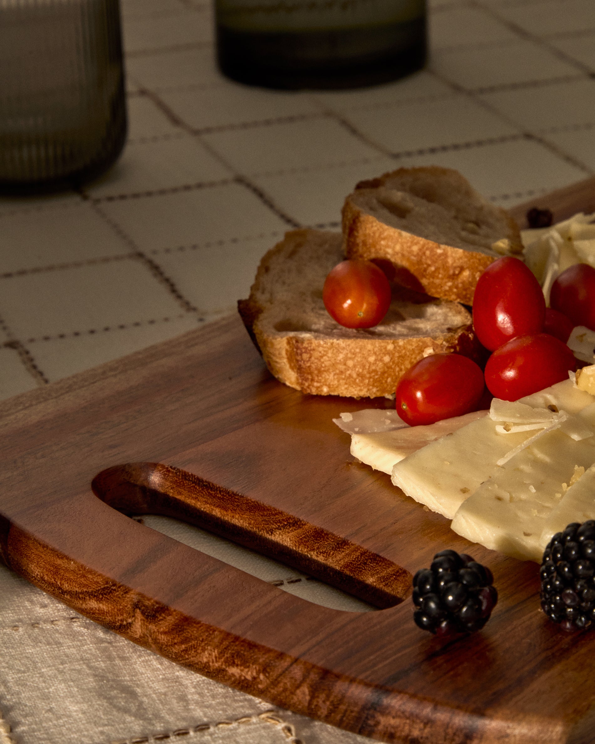 Zeun small serving board made of acacia wood FSC 100% - Lifestyle