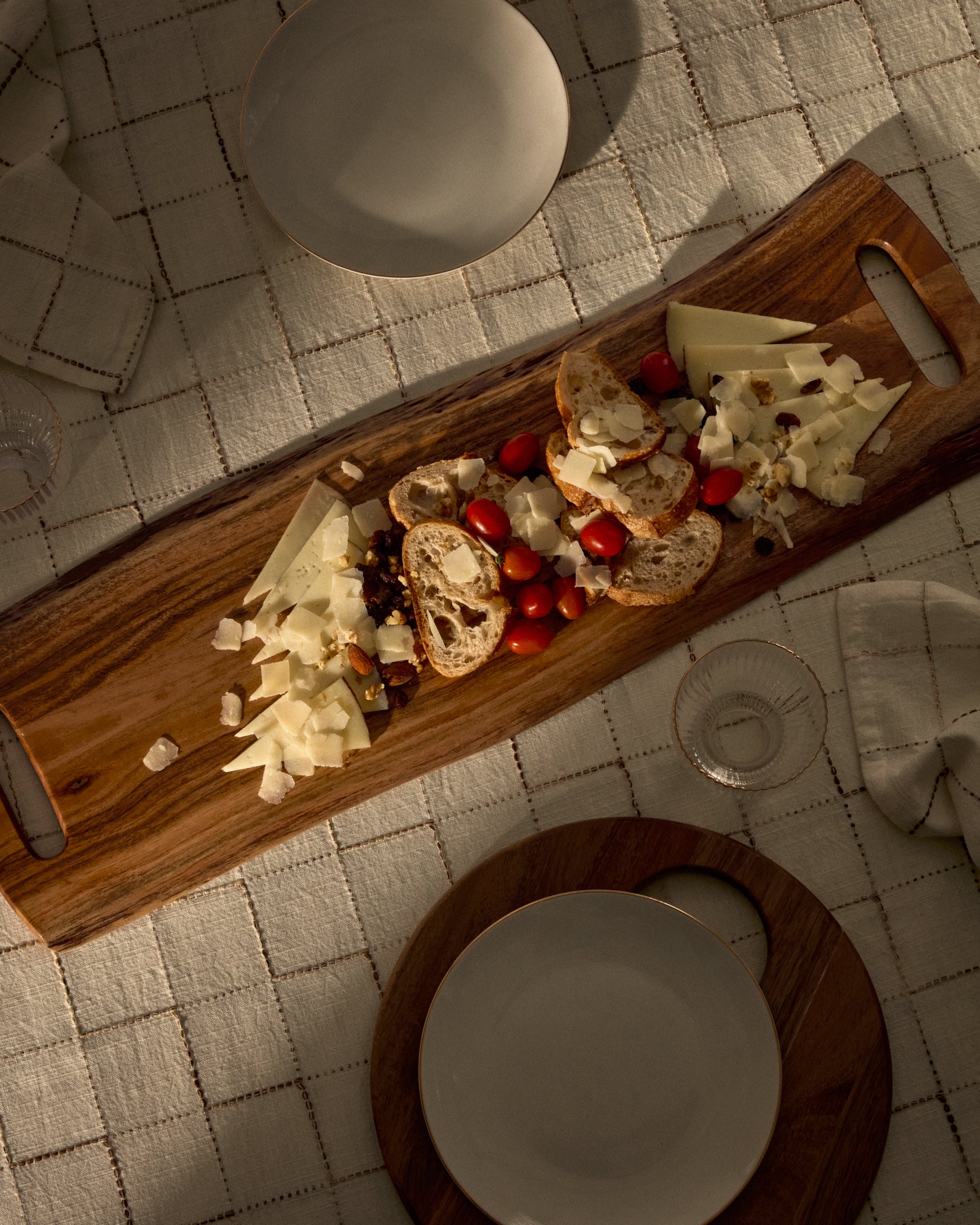 Zeun large serving board made of acacia wood FSC 100% - Lifestyle