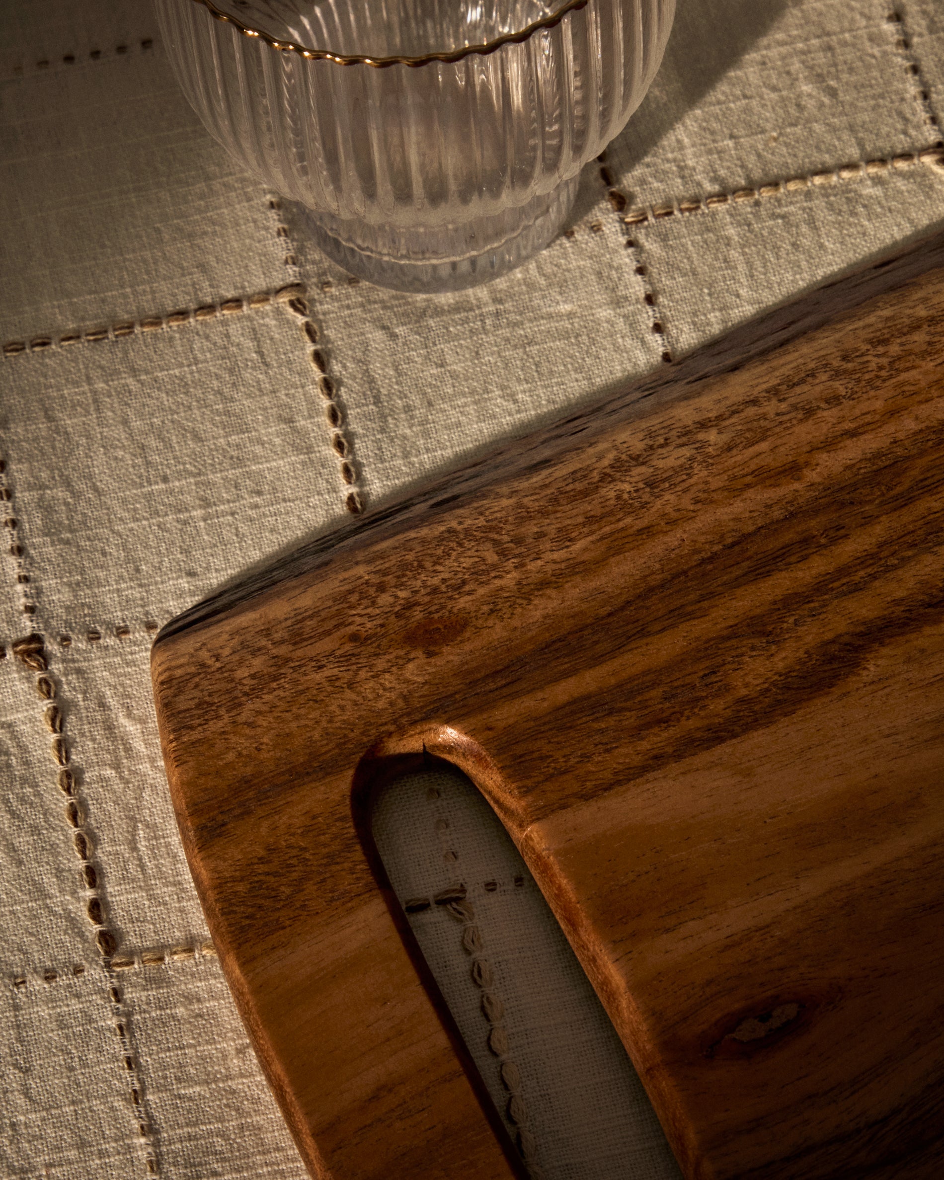 Zeun large serving board made of acacia wood FSC 100% - Lifestyle