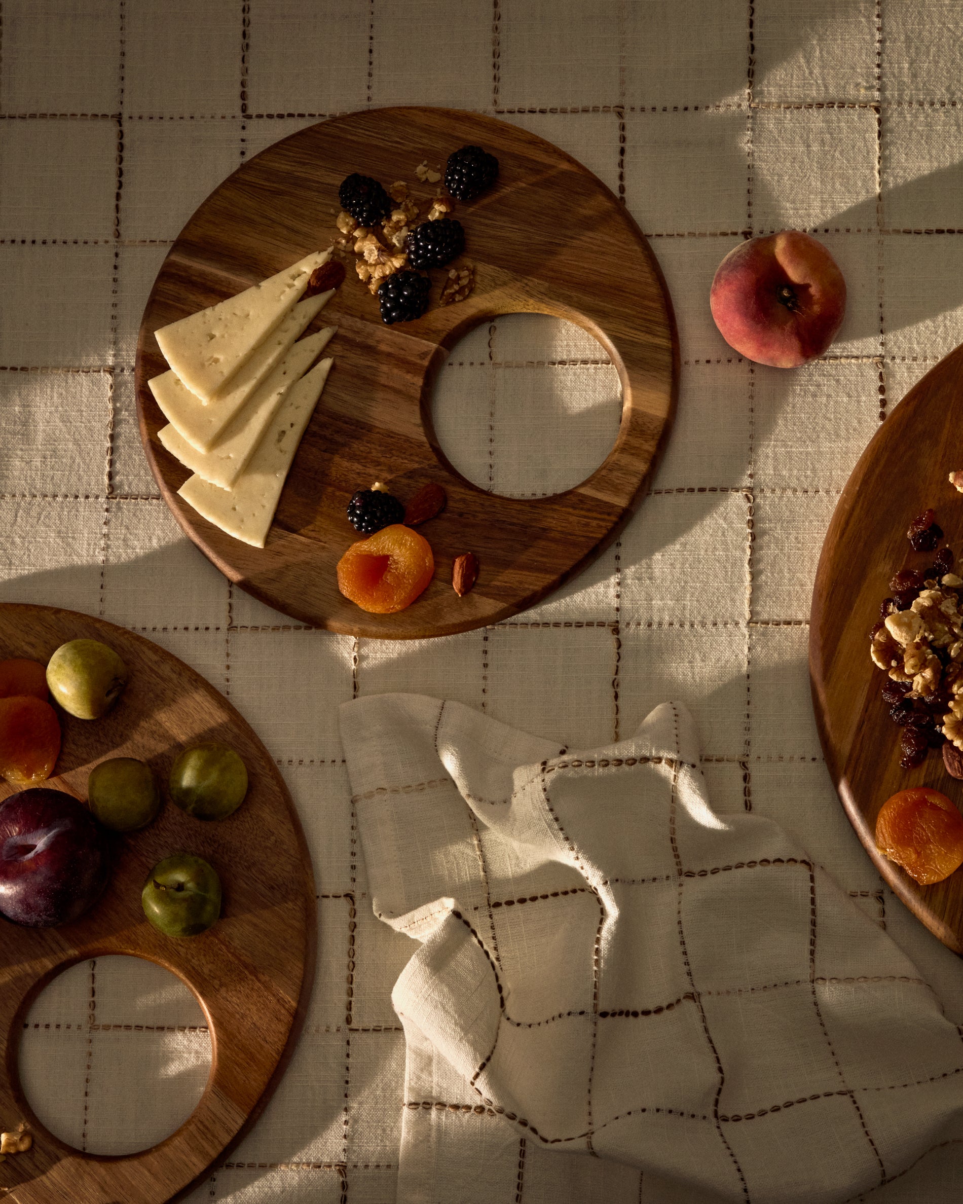 Klot small-sized serving board made of acacia wood FSC 100% - Lifestyle