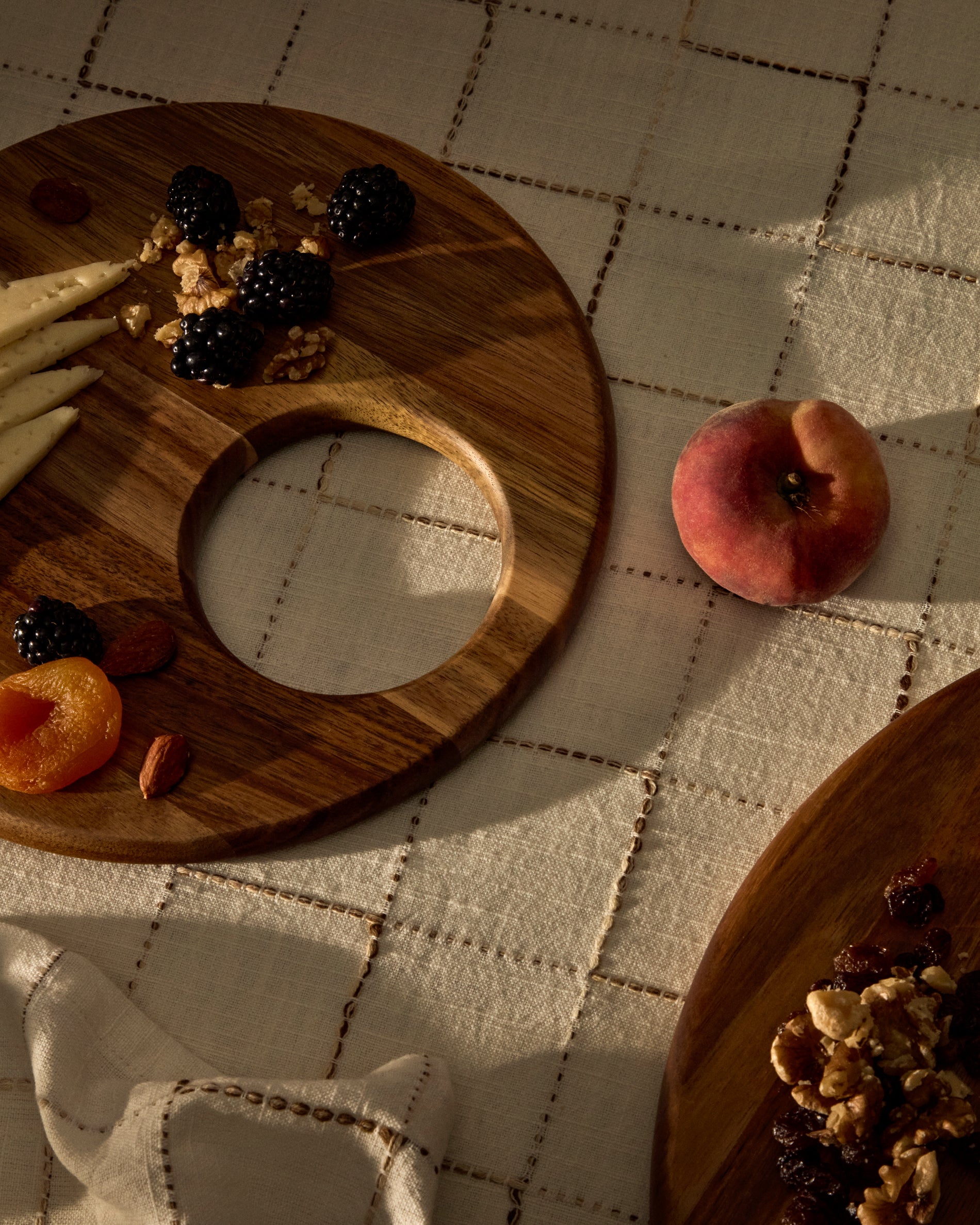 Klot small-sized serving board made of acacia wood FSC 100% - Lifestyle