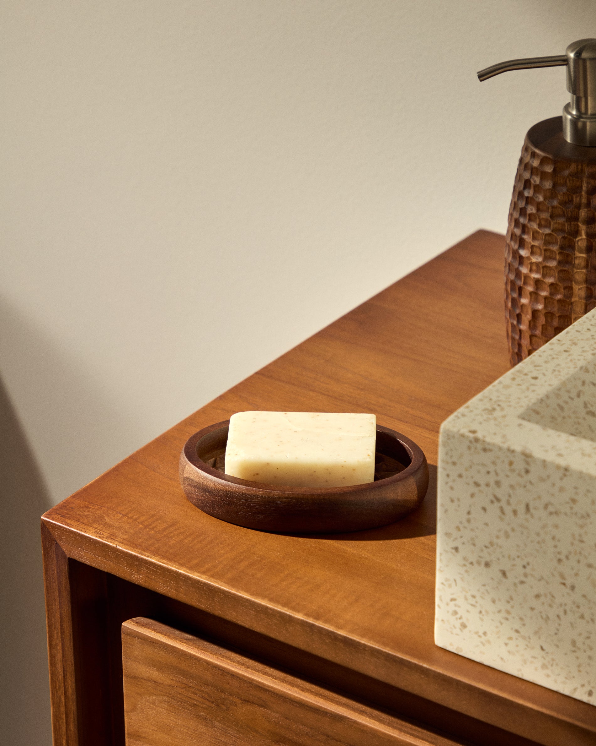 Fraz acacia wood soap dish FSC 100% - Lifestyle