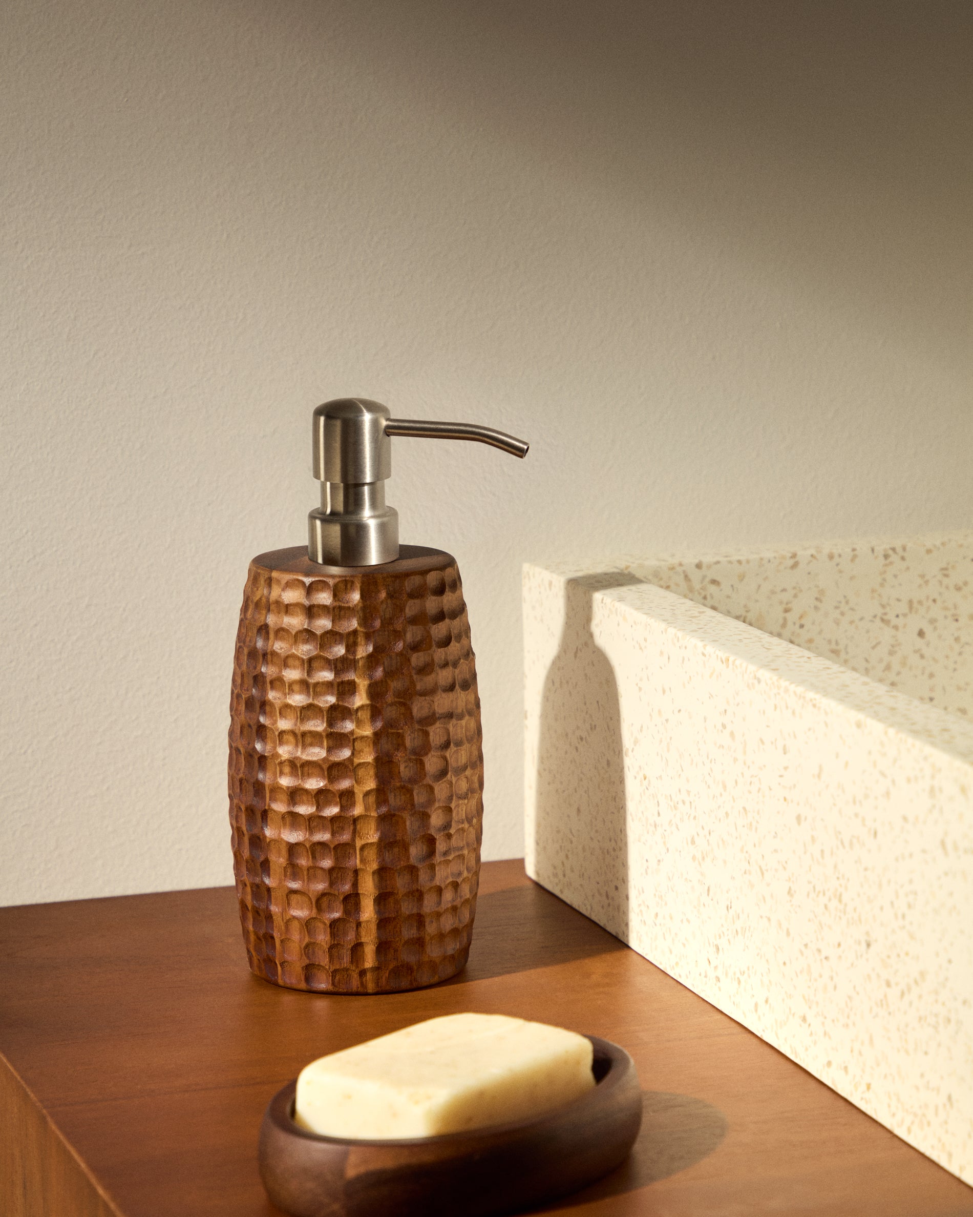 Fraz acacia wood soap dispenser FSC 100% - Lifestyle