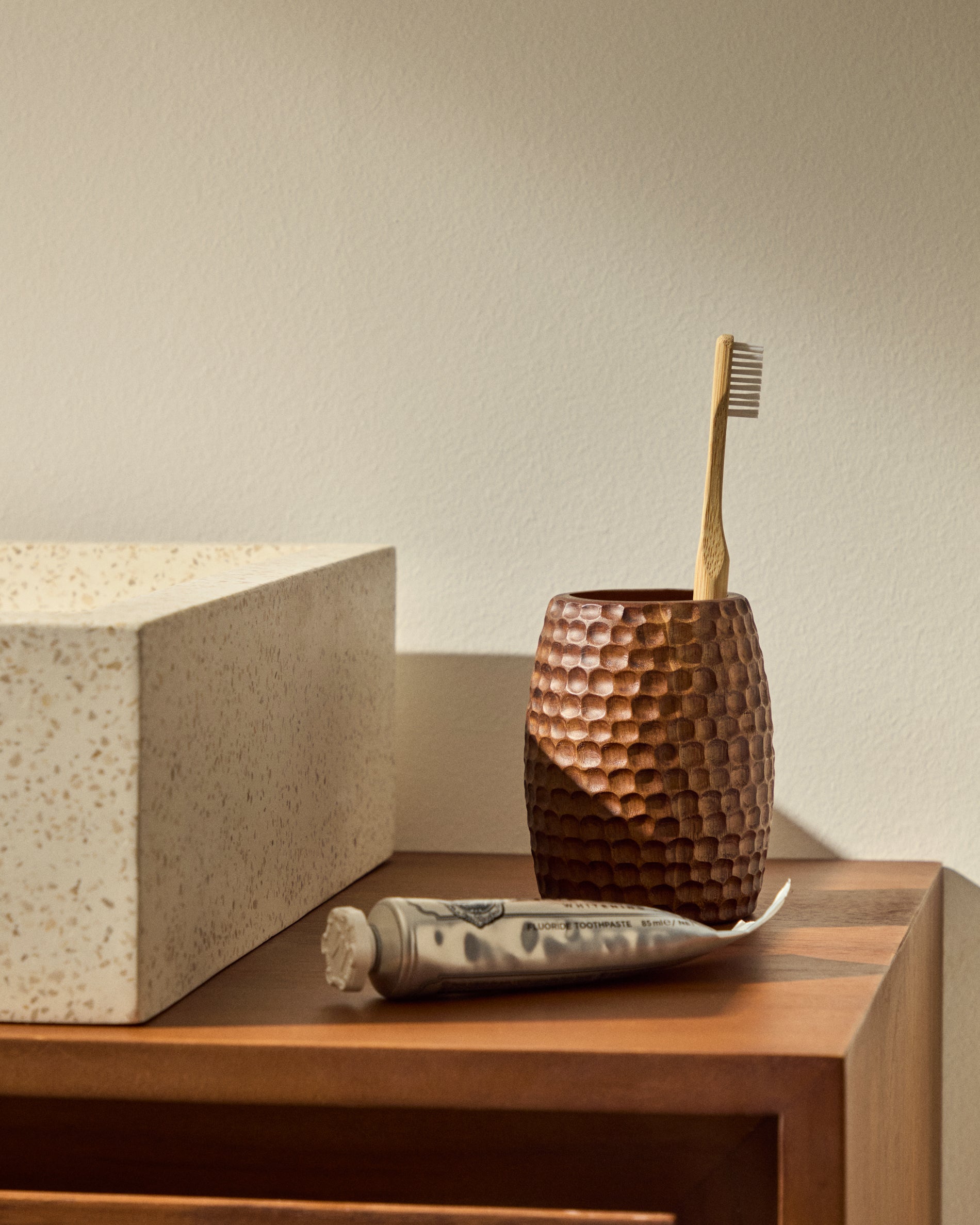 Fraz acacia wood toothbrush holder FSC 100% - Lifestyle