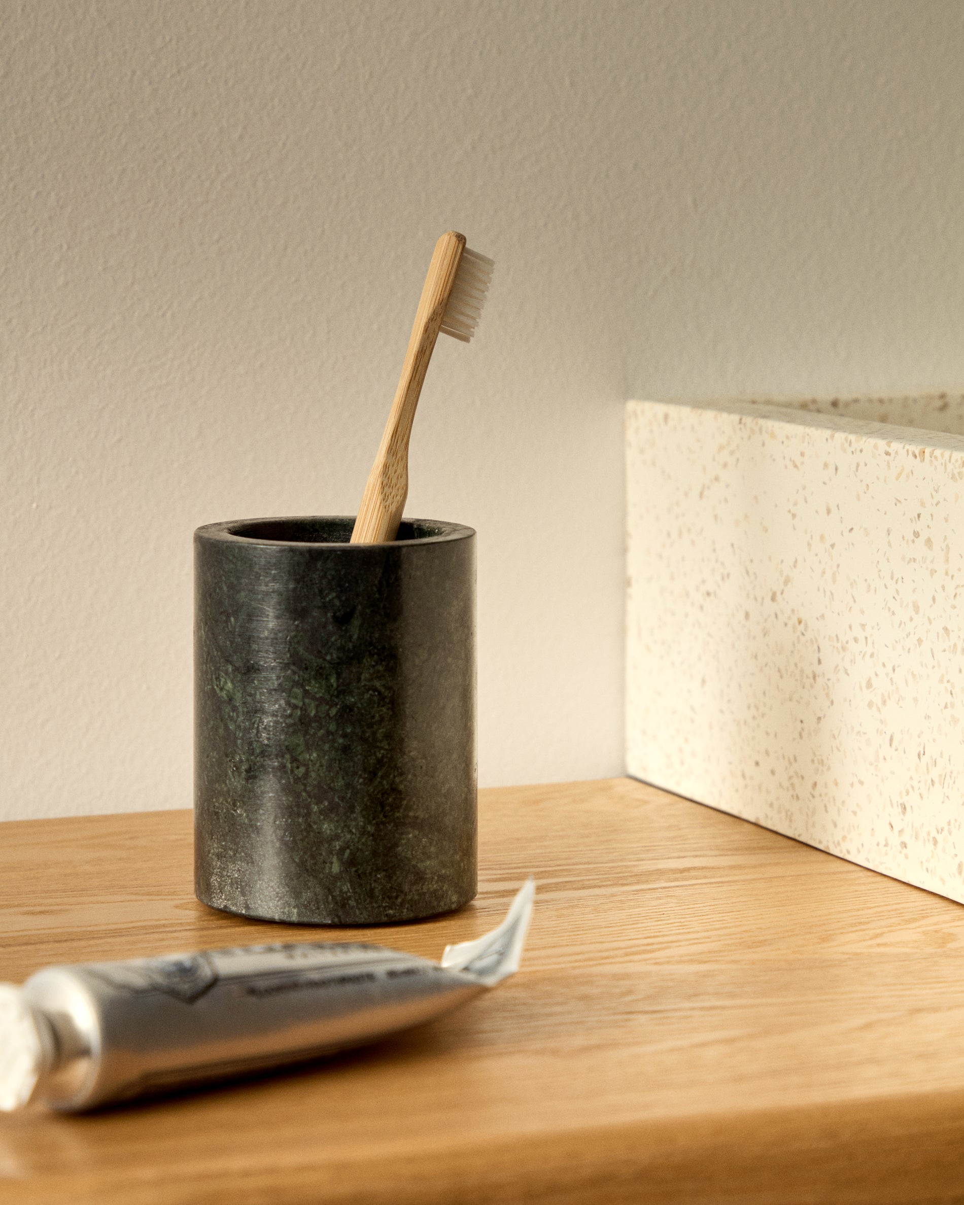 Elenei green marble toothbrush holder - Lifestyle