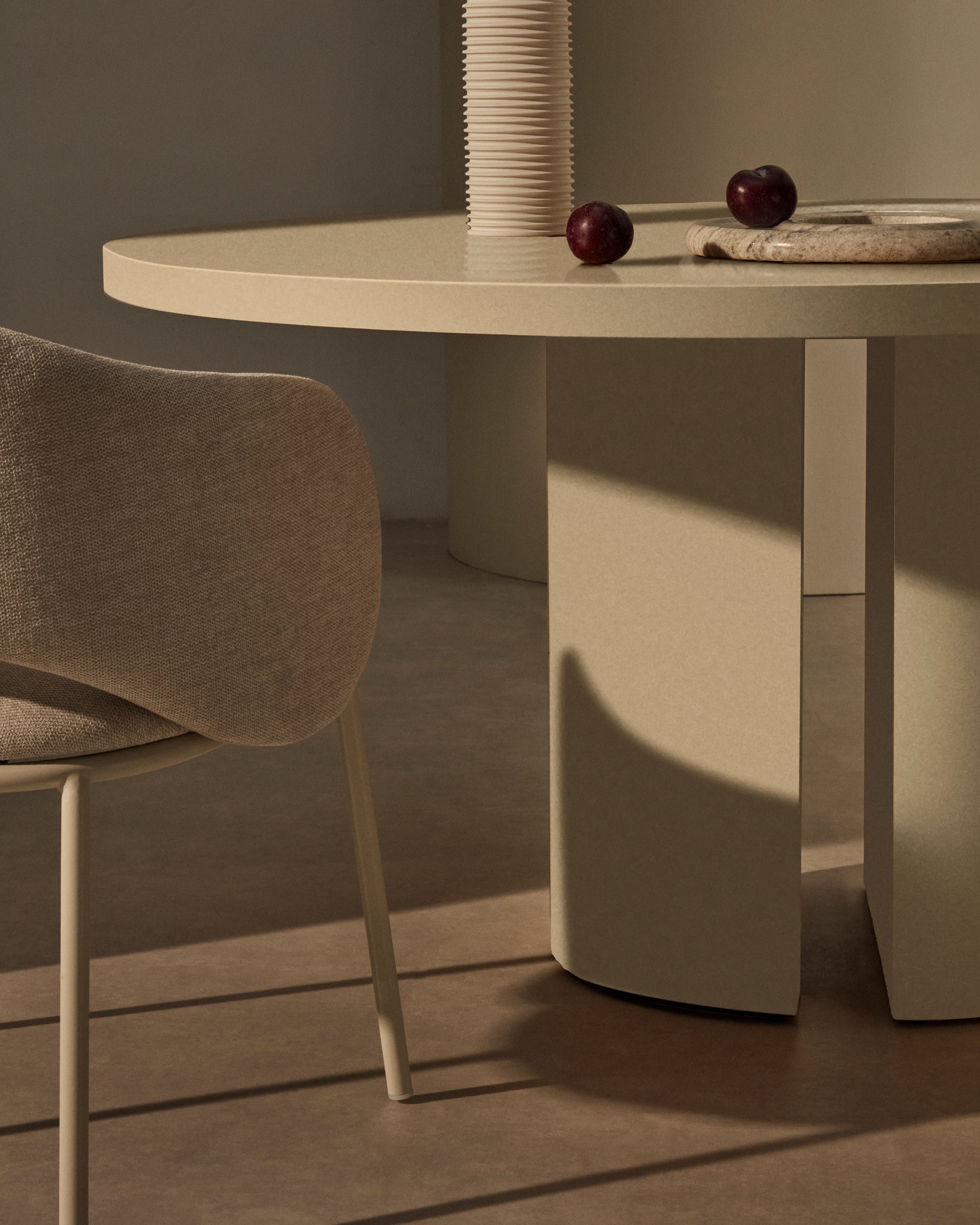 Nealy round table in lacquered MDF in an ecru finish, Ø 150 cm - Lifestyle
