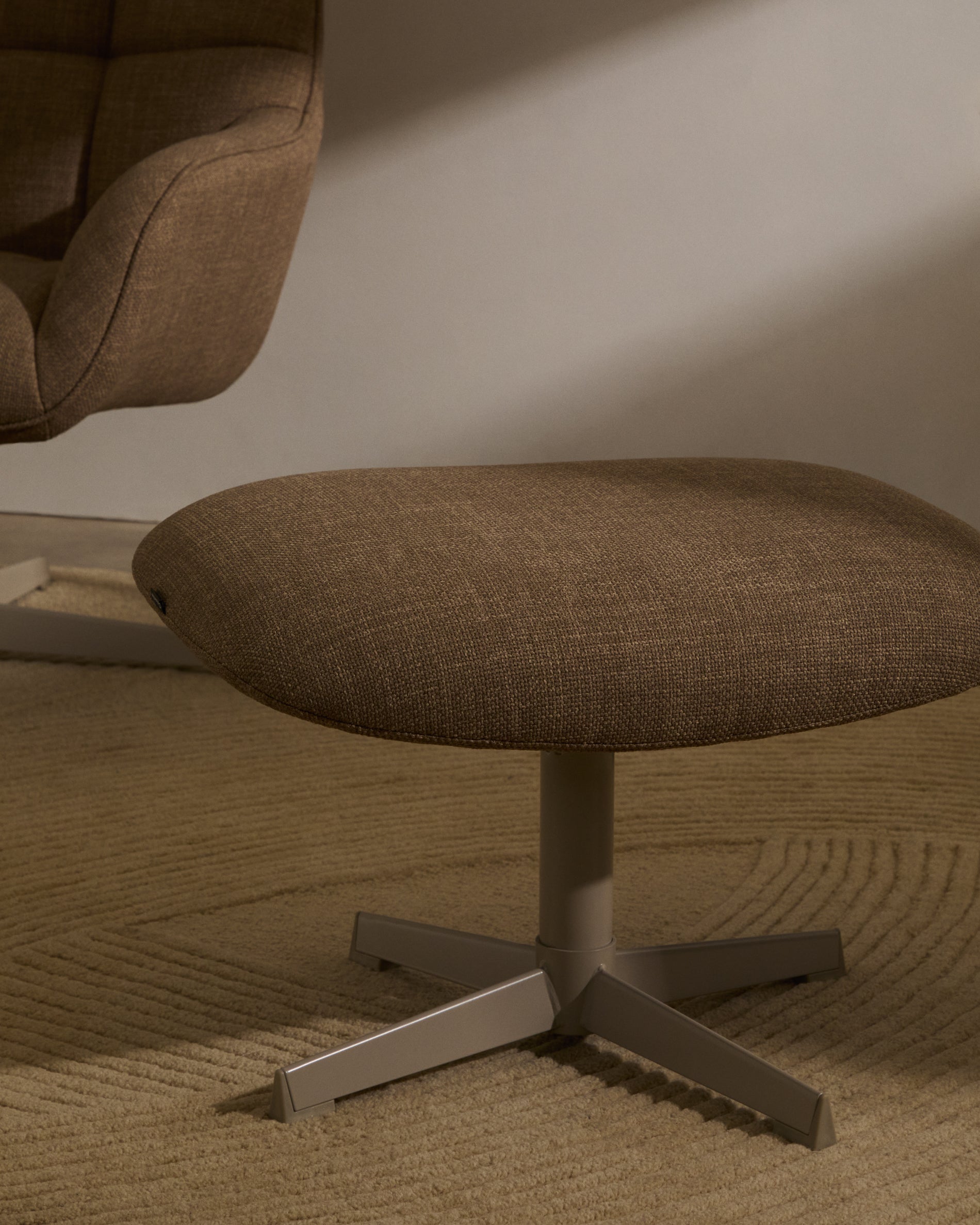 Jaspe light brown footrest with grey-finished metal, FSC 100% - Lifestyle