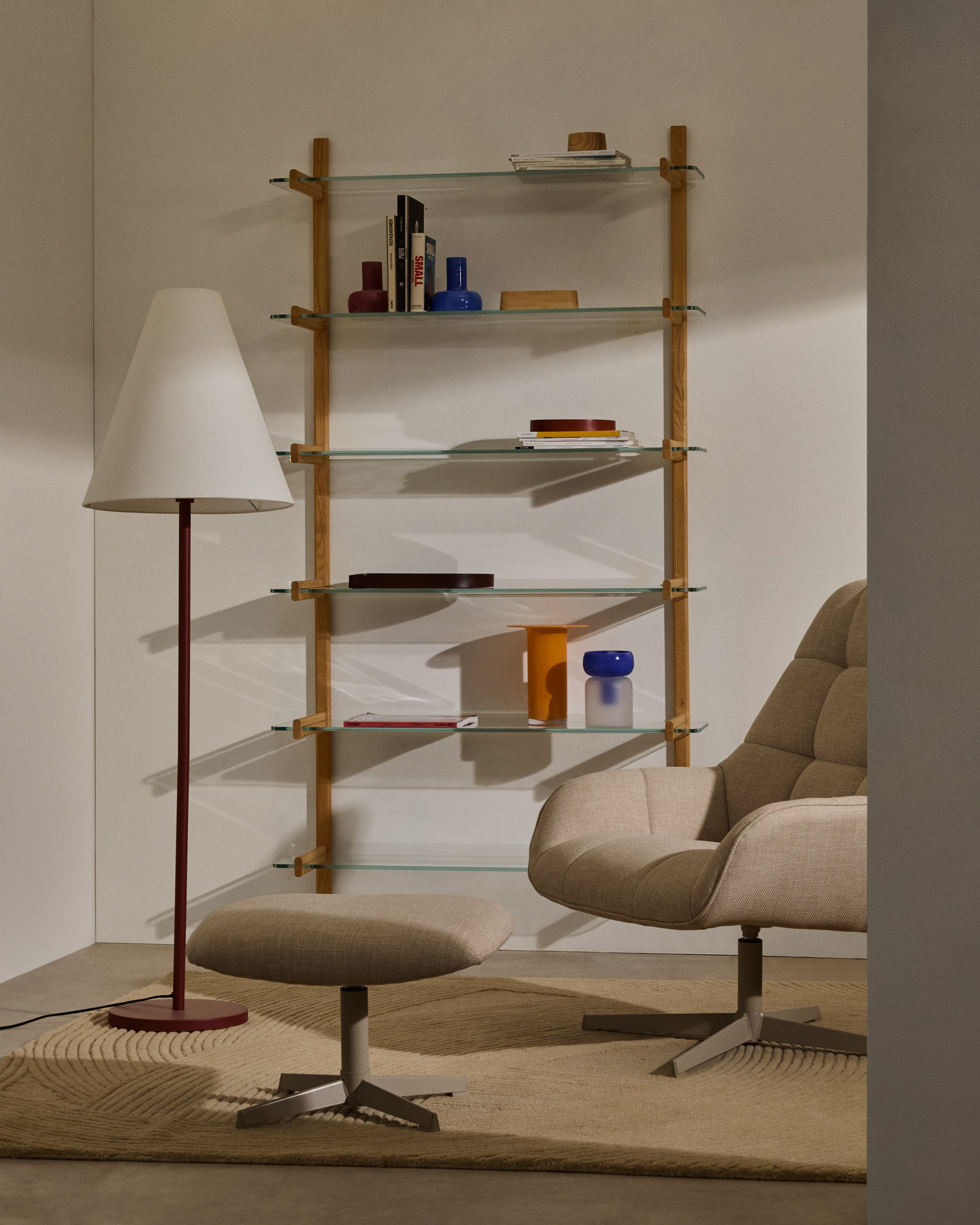 Sitra modular shelf, 6 glass shelves and FSC Mix Credit solid oak wood, 90 cm - Lifestyle