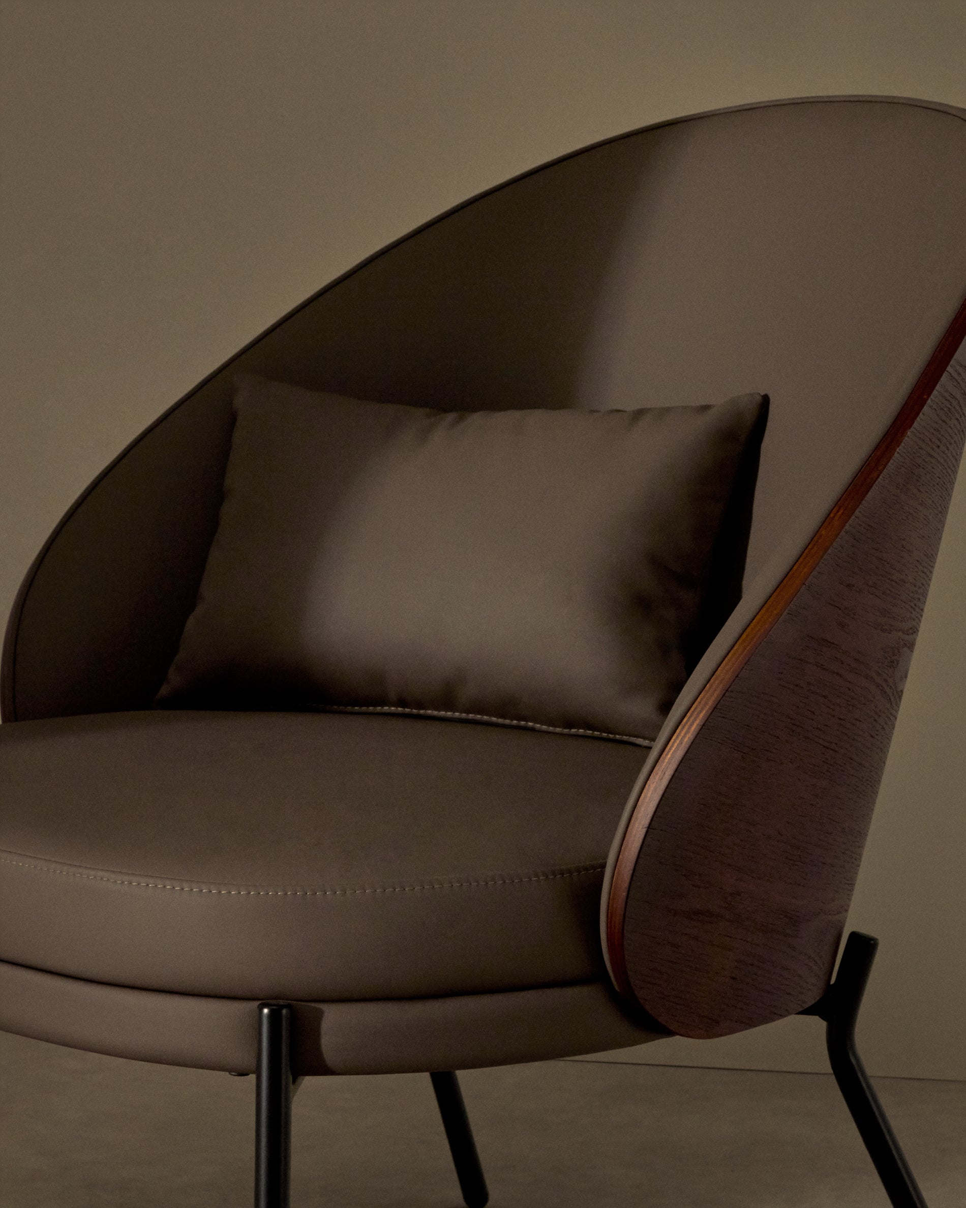 Eamy armchair in brown faux leather, ash veneer with walnut and black metal finish - Lifestyle