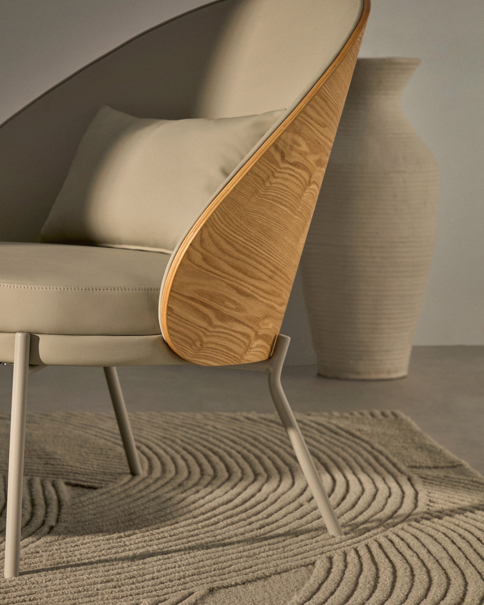 Eamy armchair in beige faux leather, ash veneer with natural finish and beige metal - Lifestyle
