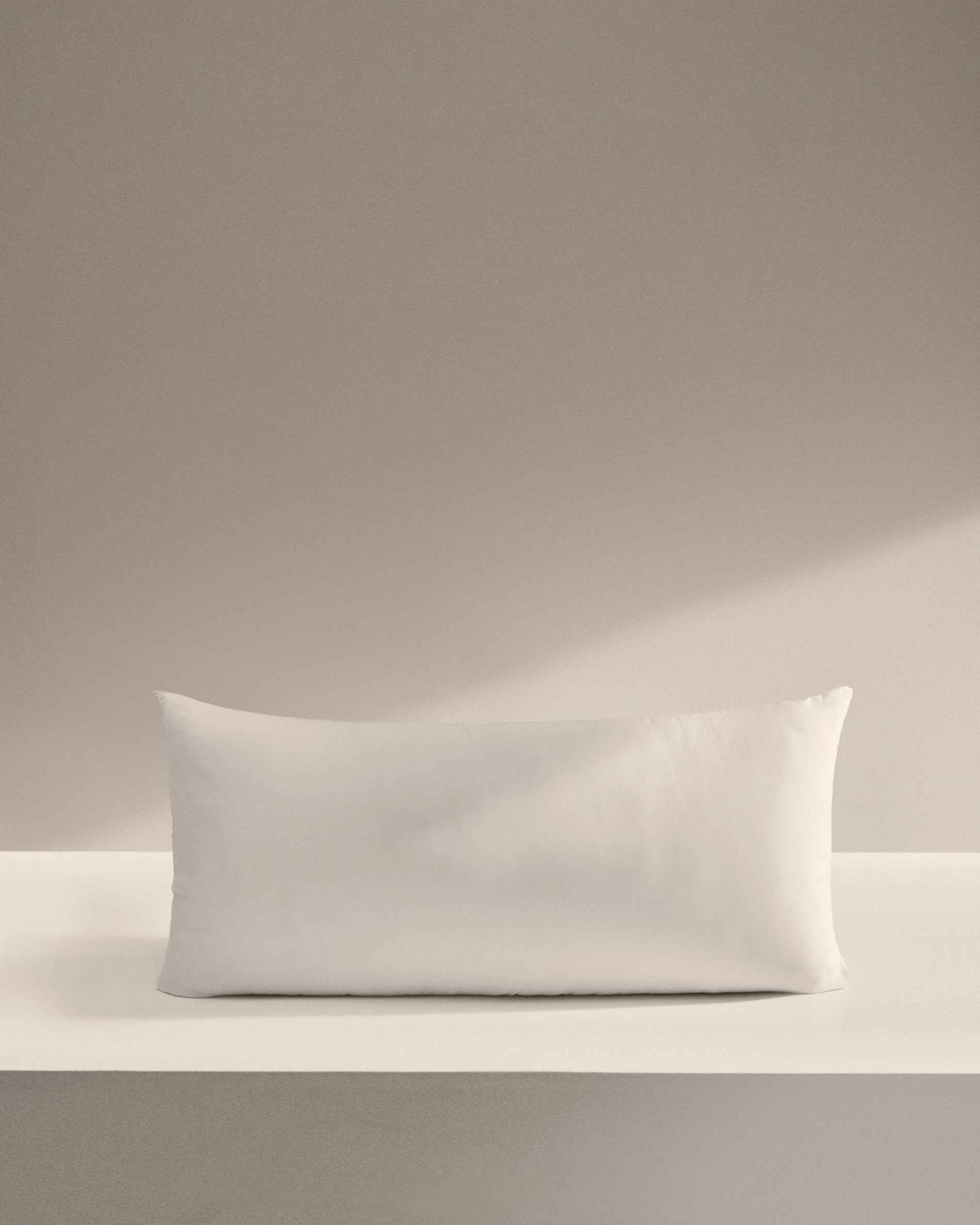 Duca pillow with 10% down and 90% feather 80 x 40 cm - Lifestyle