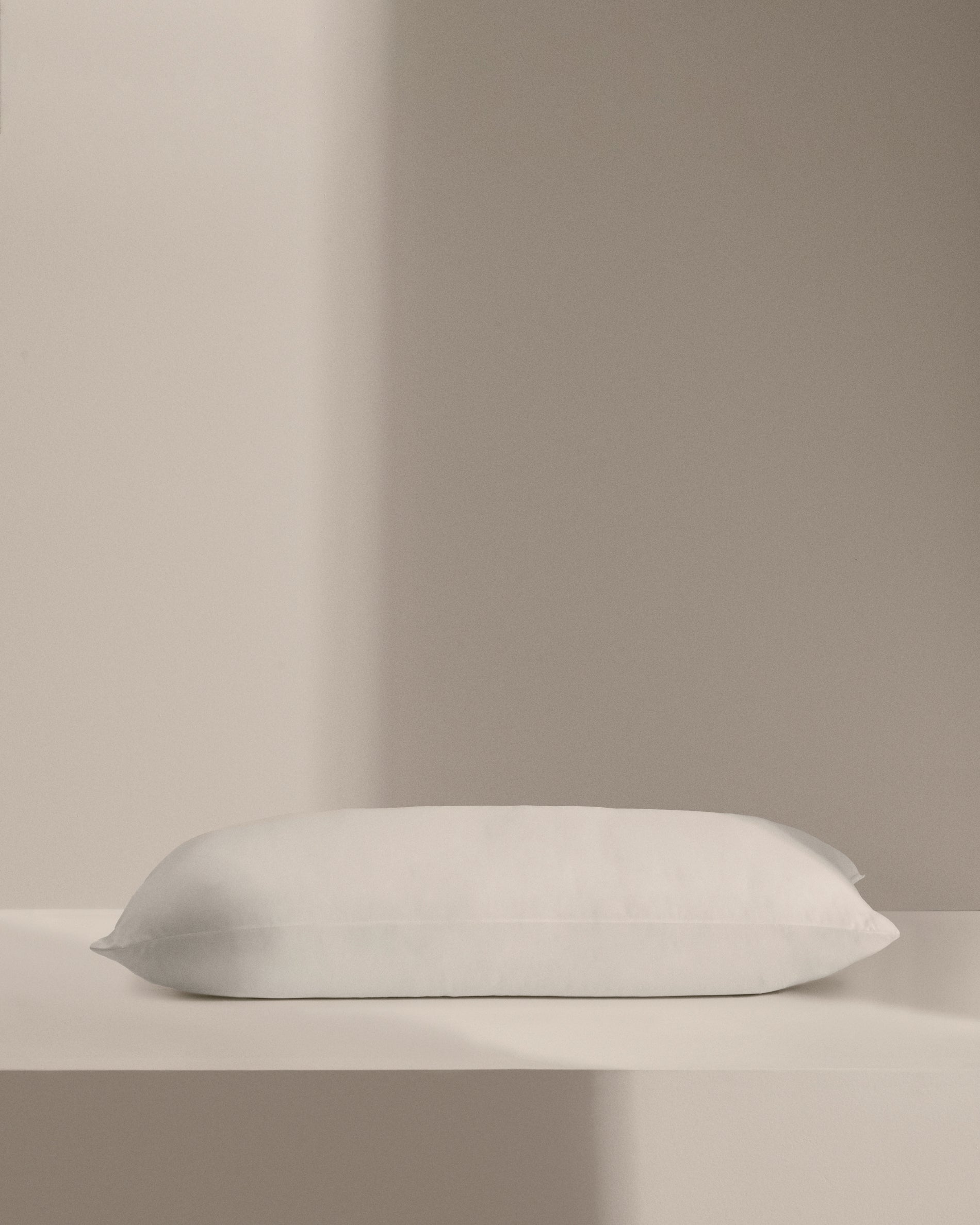 Duca pillow with 10% down and 90% feather 80 x 40 cm - Lifestyle