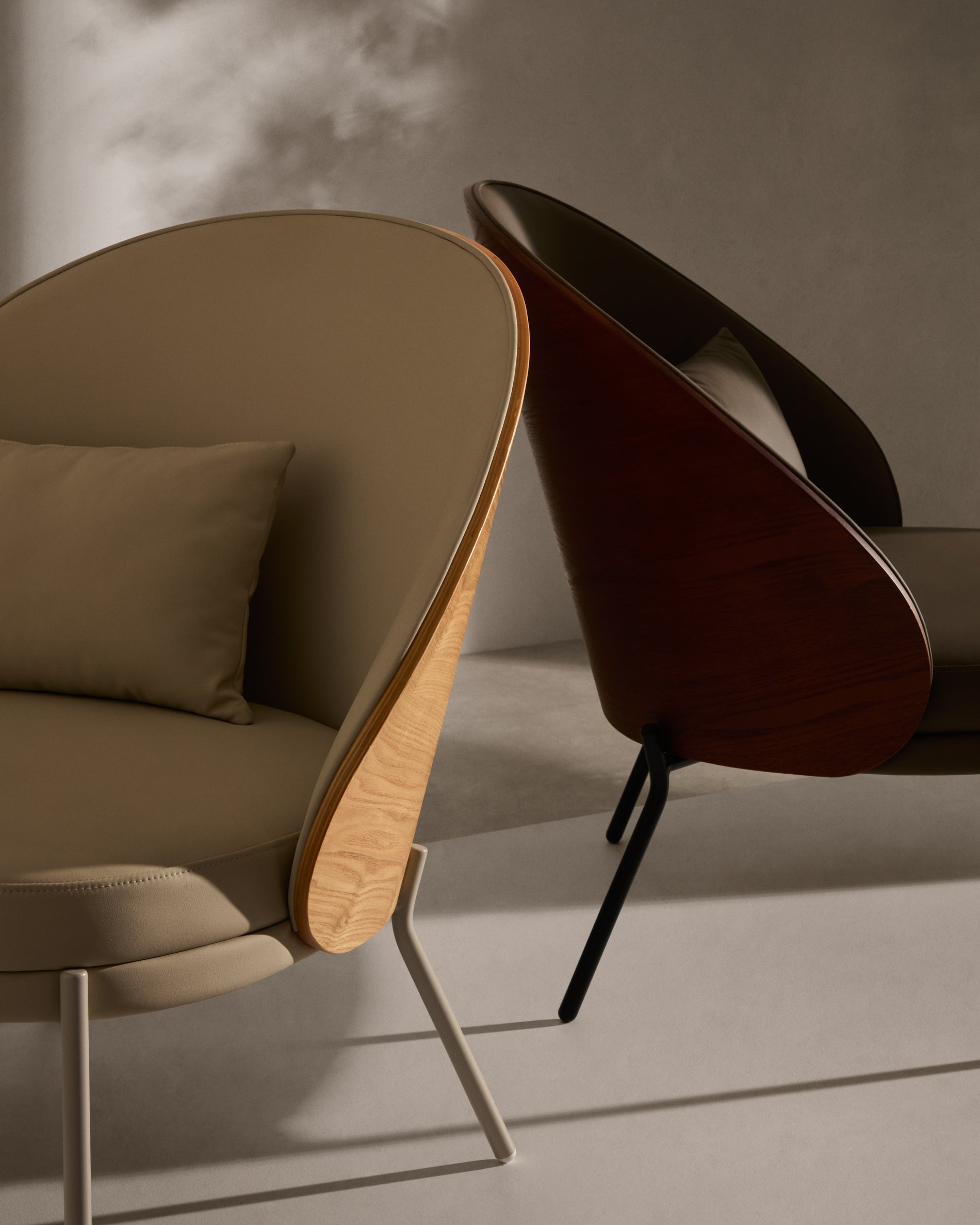 Eamy armchair in beige faux leather, ash veneer with natural finish and beige metal - Lifestyle